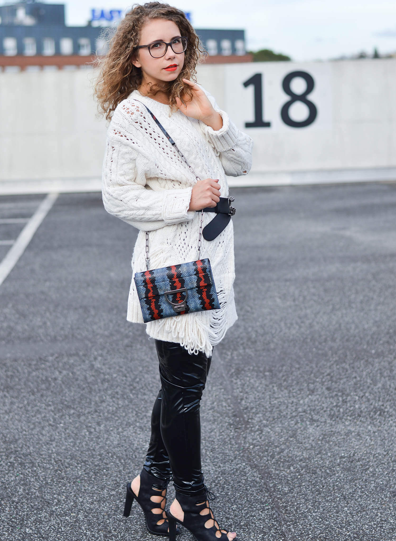 kationette-fashionblogger-nrw-Outfit-Vinyl-Pants-oversized-Zara-Knit-Coccinelle-Bag-and-Gucci-Belt