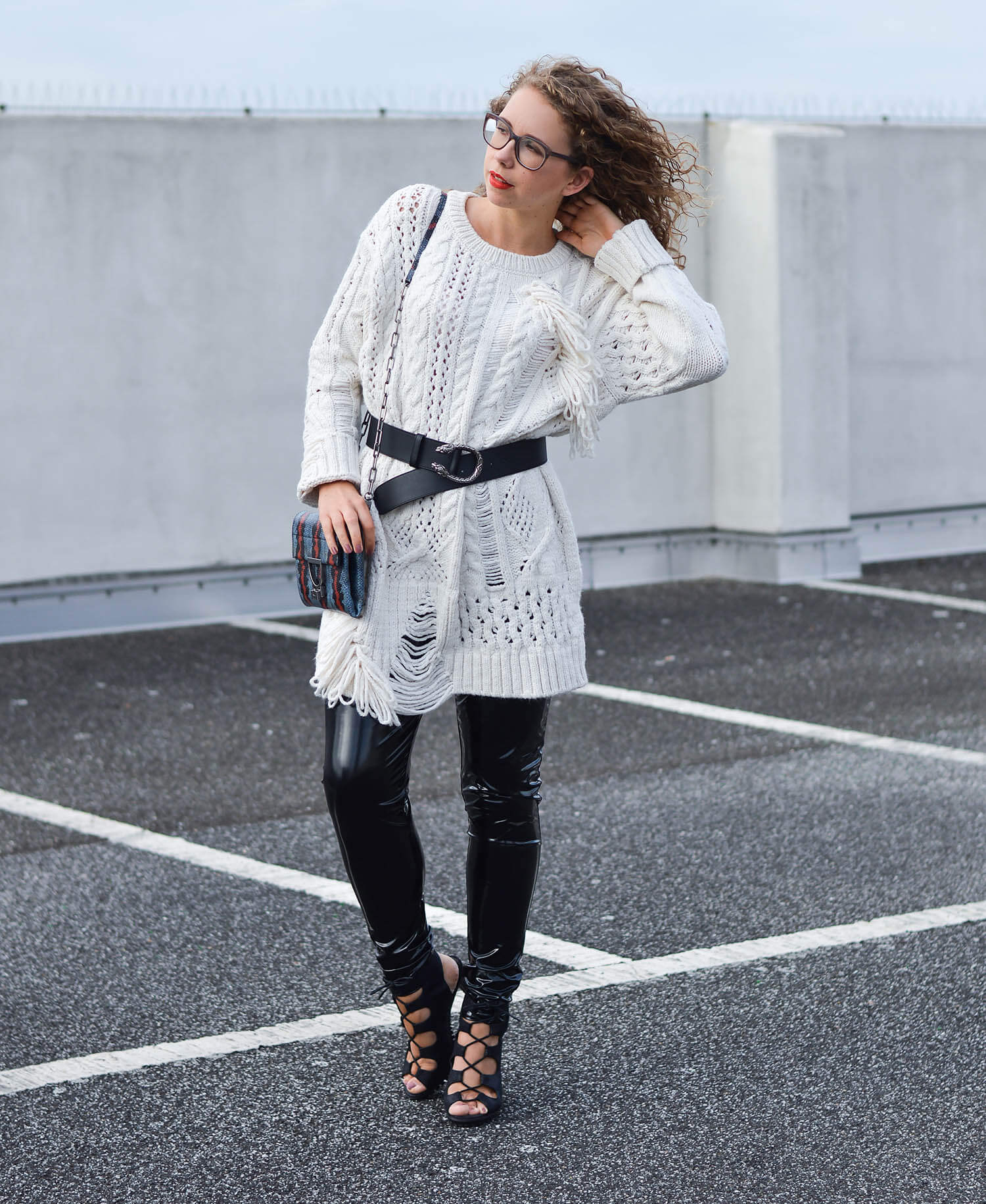 kationette-fashionblogger-nrw-Outfit-Vinyl-Pants-oversized-Zara-Knit-Coccinelle-Bag-and-Gucci-Belt