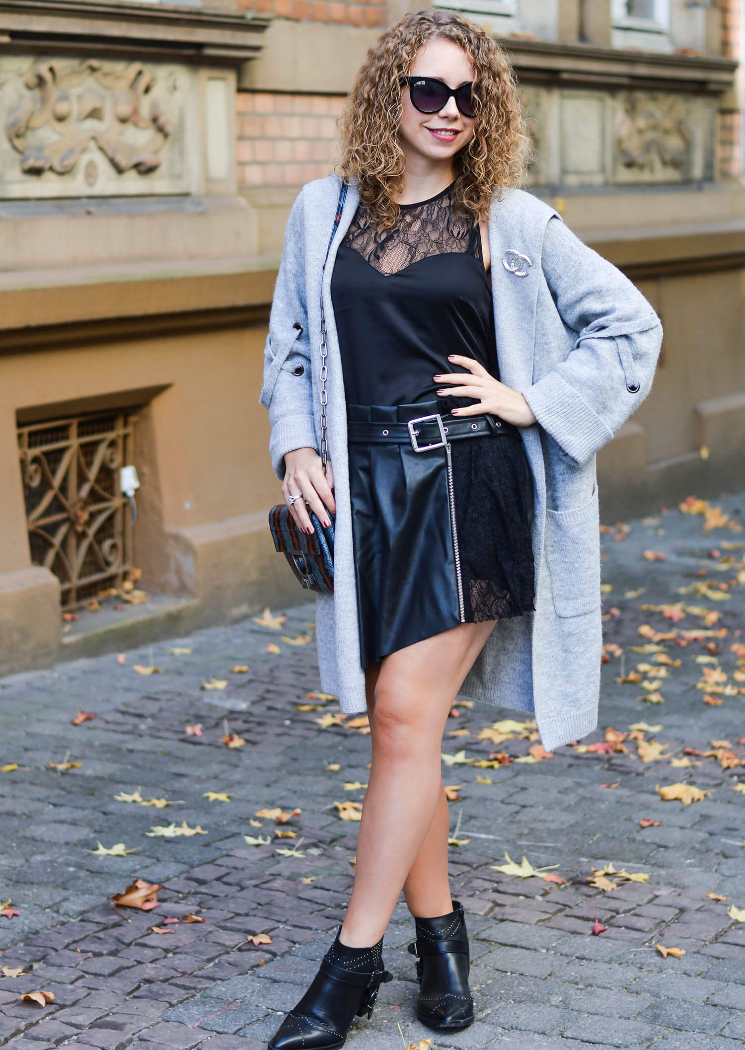 Kationette-fashionblogger-nrw-Outfit-Grey-Cardigan-Satin-Top-Zara-Leather-Skort-and-Booties-for-Indian-Summer
