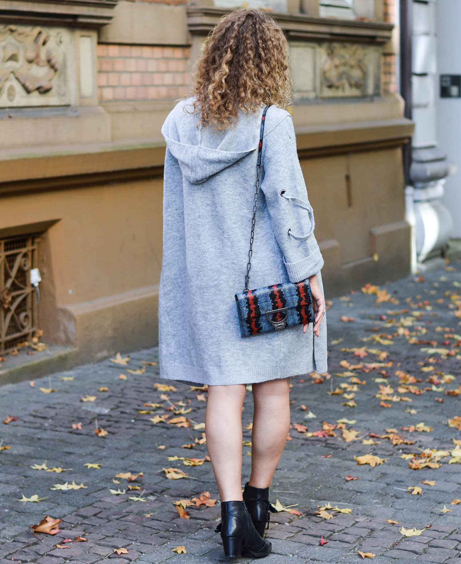 Kationette-fashionblogger-nrw-Outfit-Grey-Cardigan-Satin-Top-Zara-Leather-Skort-and-Booties-for-Indian-Summer
