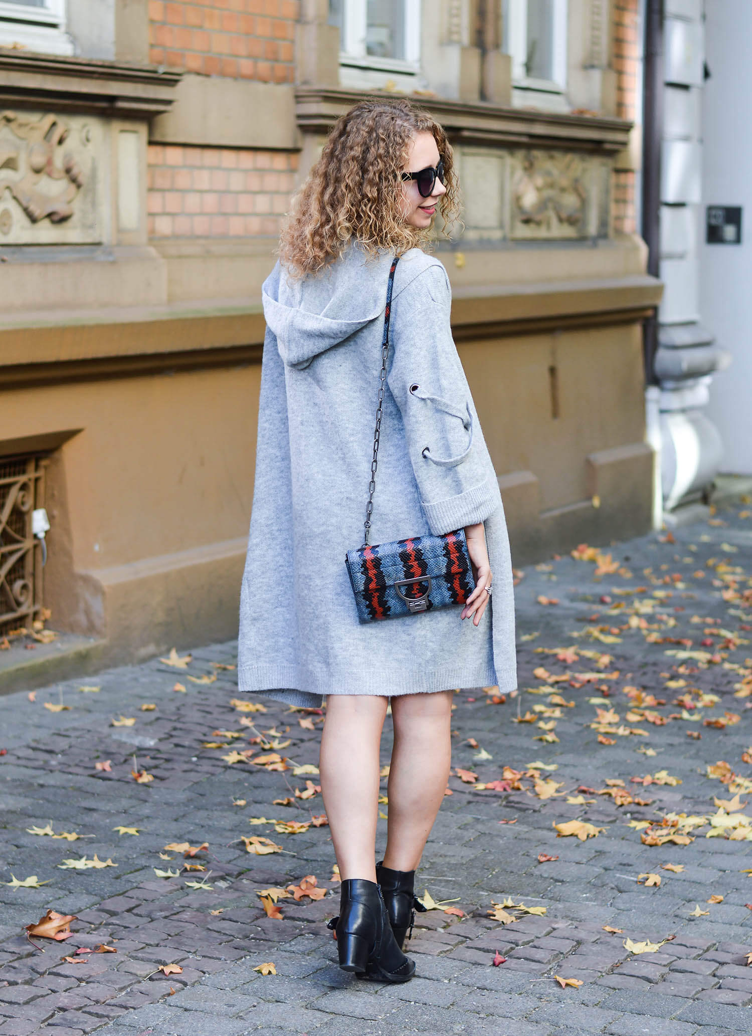 Kationette-fashionblogger-nrw-Outfit-Grey-Cardigan-Satin-Top-Zara-Leather-Skort-and-Booties-for-Indian-Summer