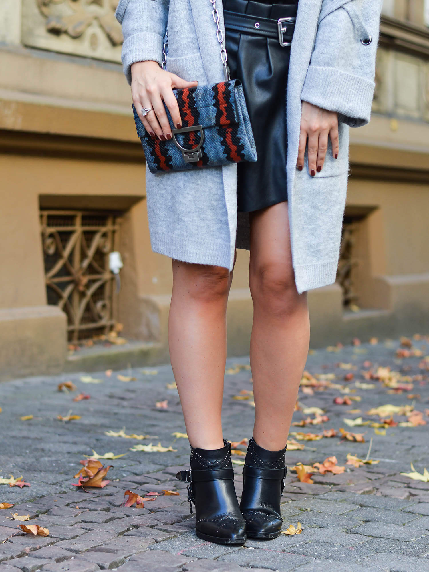 Kationette-fashionblogger-nrw-Outfit-Grey-Cardigan-Satin-Top-Zara-Leather-Skort-and-Booties-for-Indian-Summer