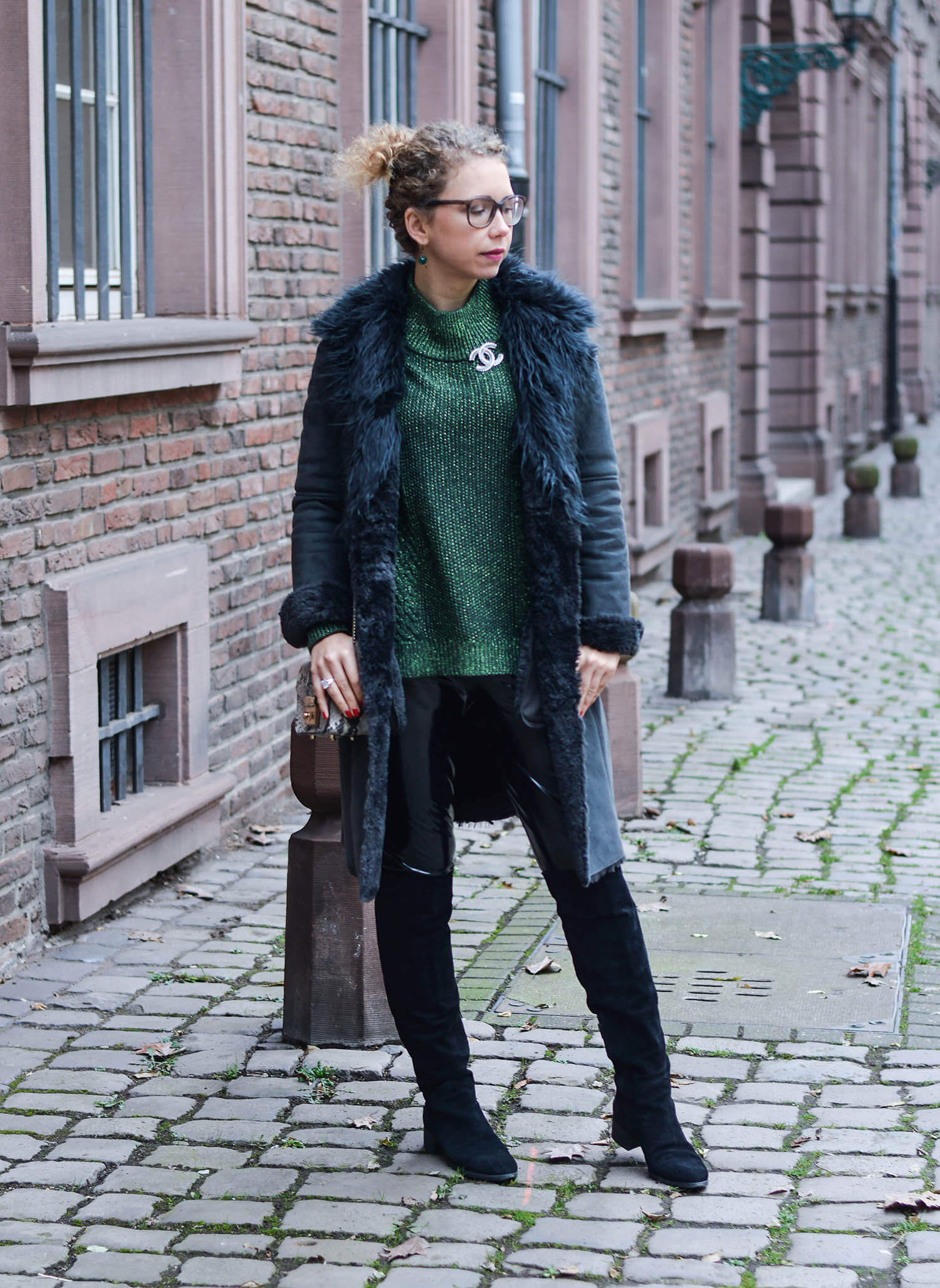 Kationette-fashionblogger-nrw-Outfit-Winter-Fashion-with-Green-Knit-Vinyl-Shearling-Coat-and-Overknees