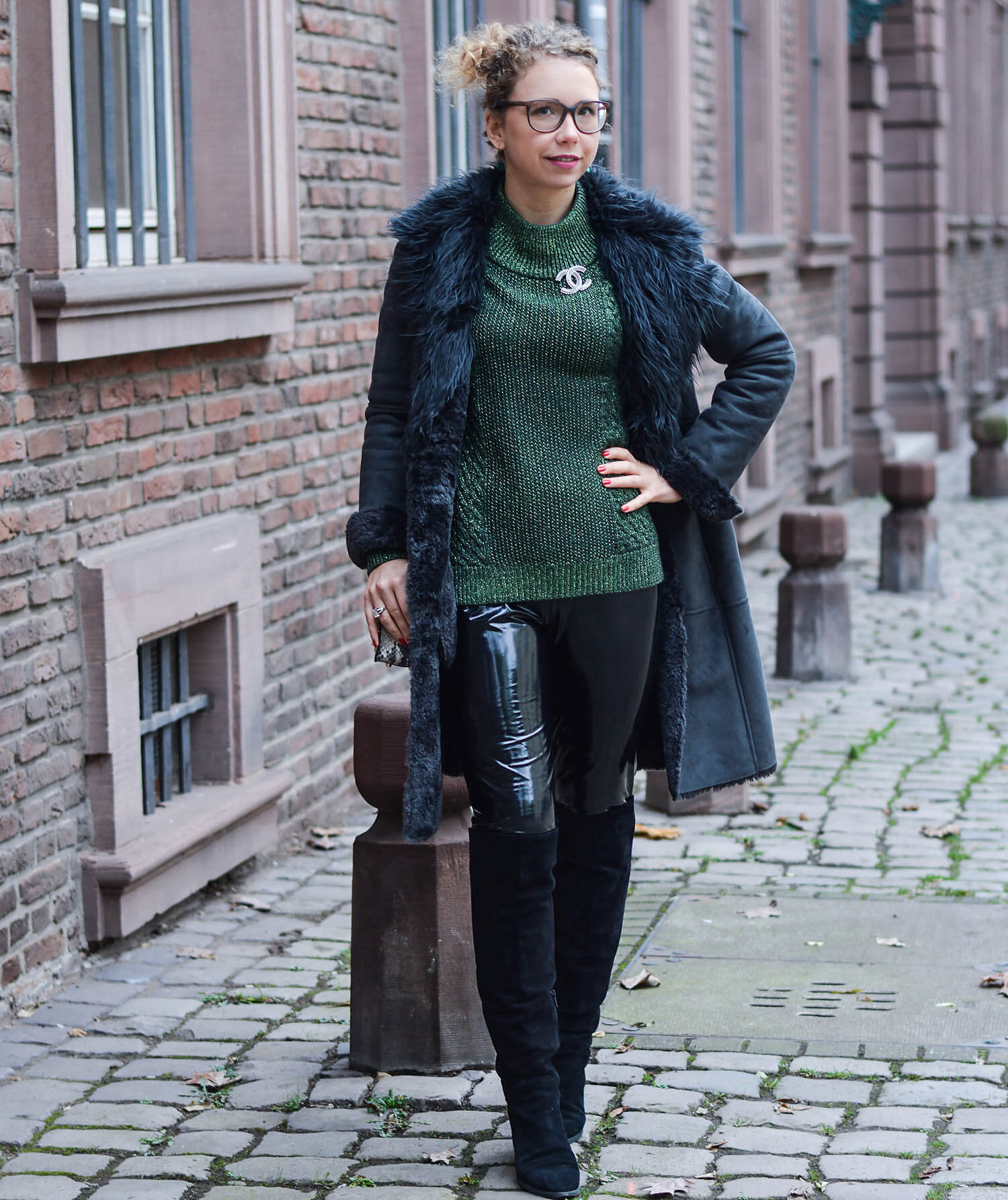 Kationette-fashionblogger-nrw-Outfit-Winter-Fashion-with-Green-Knit-Vinyl-Shearling-Coat-and-Overknees