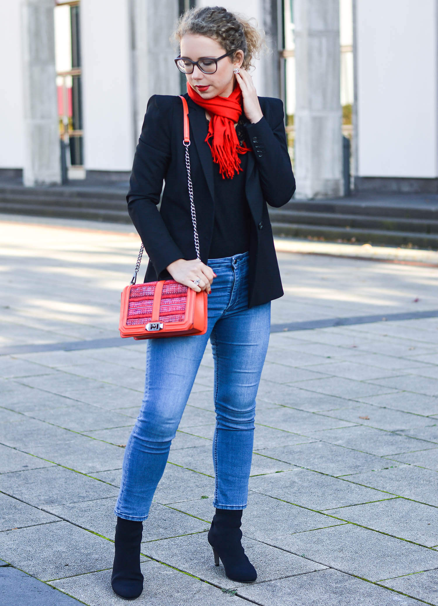 Kationette-fashionblogger-nrw-Outfit-Casual-Business-Style-with-Black-Blazer-Denim-Pants-Sock-Boots-and-Red-Accessoires