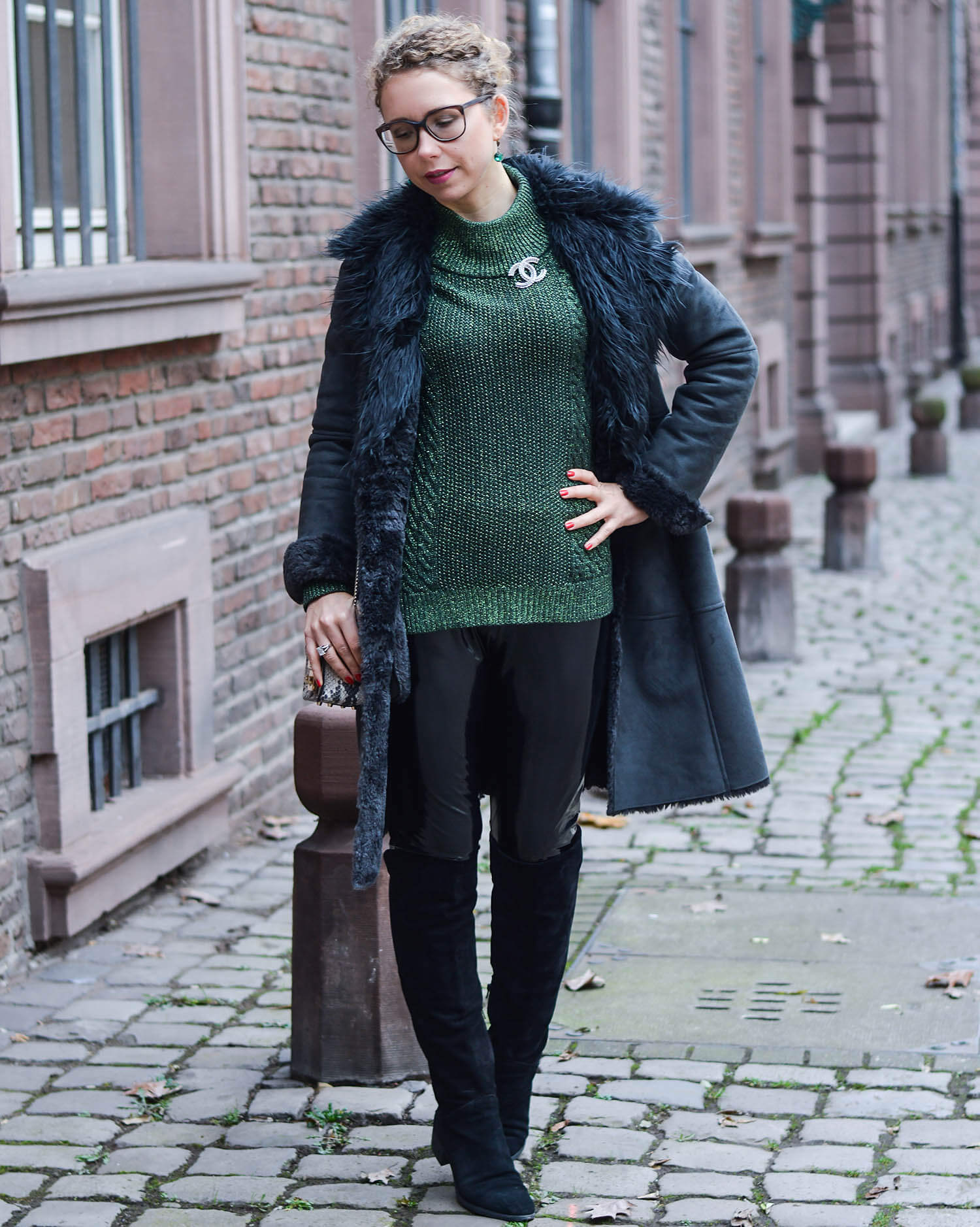 Kationette-fashionblogger-nrw-Outfit-Winter-Fashion-with-Green-Knit-Vinyl-Shearling-Coat-and-Overknees