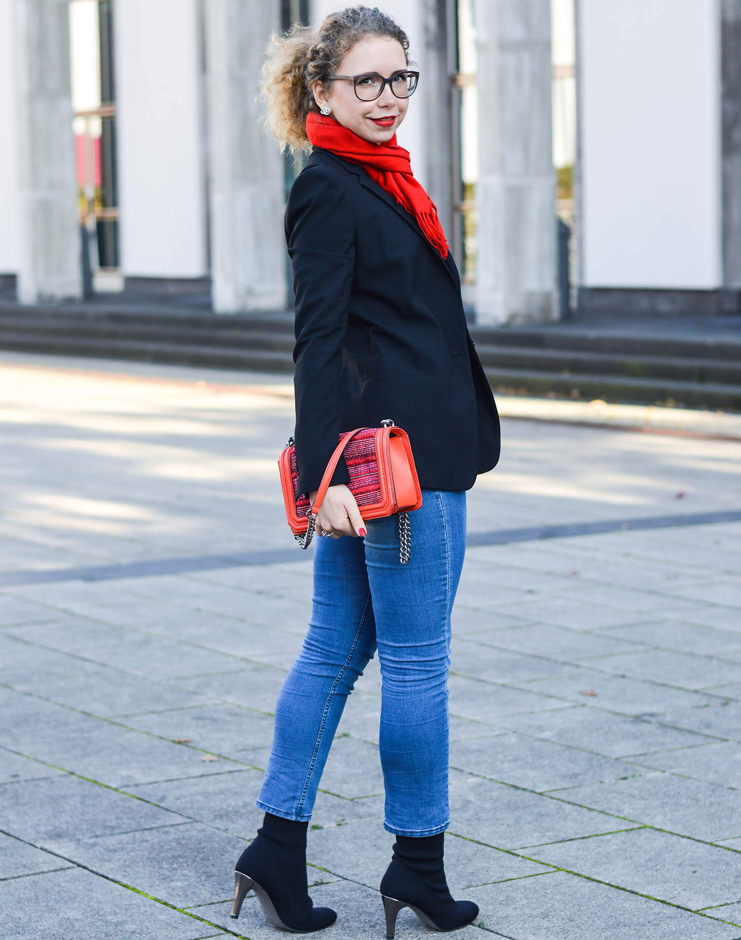 Kationette-fashionblogger-nrw-Outfit-Casual-Business-Style-with-Black-Blazer-Denim-Pants-Sock-Boots-and-Red-Accessoires