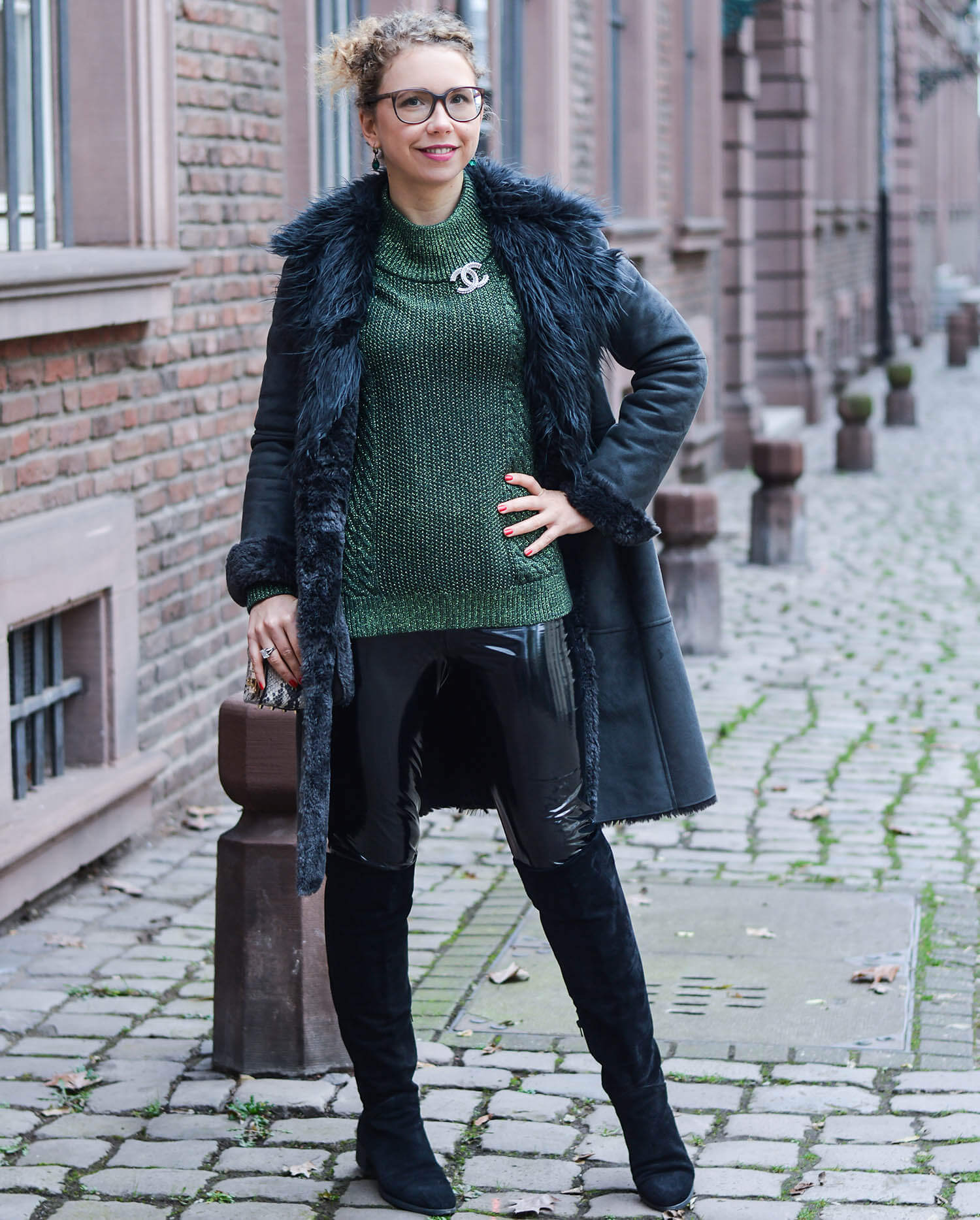 Kationette-fashionblogger-nrw-Outfit-Winter-Fashion-with-Green-Knit-Vinyl-Shearling-Coat-and-Overknees