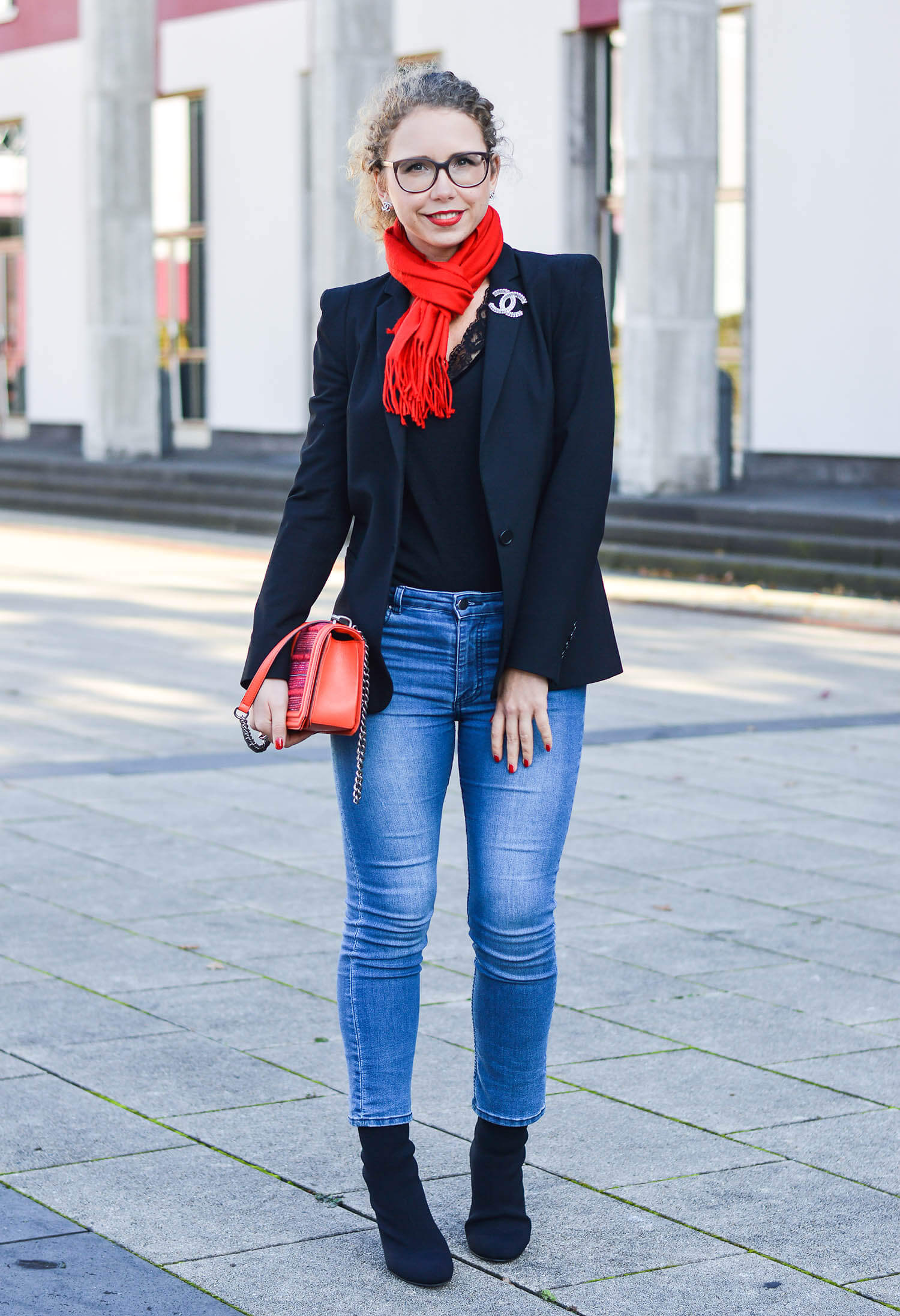 Kationette-fashionblogger-nrw-Outfit-Casual-Business-Style-with-Black-Blazer-Denim-Pants-Sock-Boots-and-Red-Accessoires