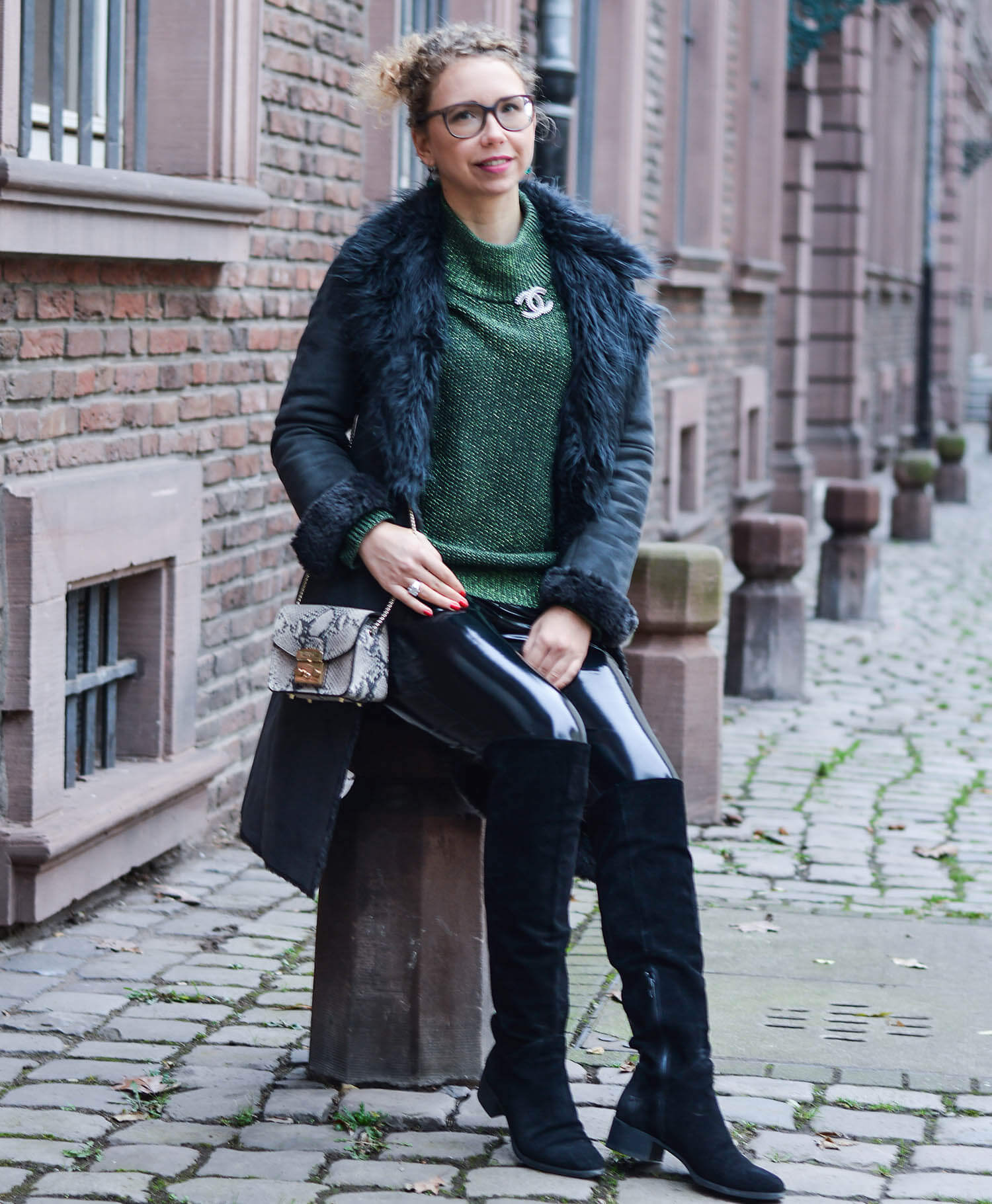 Kationette-fashionblogger-nrw-Outfit-Winter-Fashion-with-Green-Knit-Vinyl-Shearling-Coat-and-Overknees