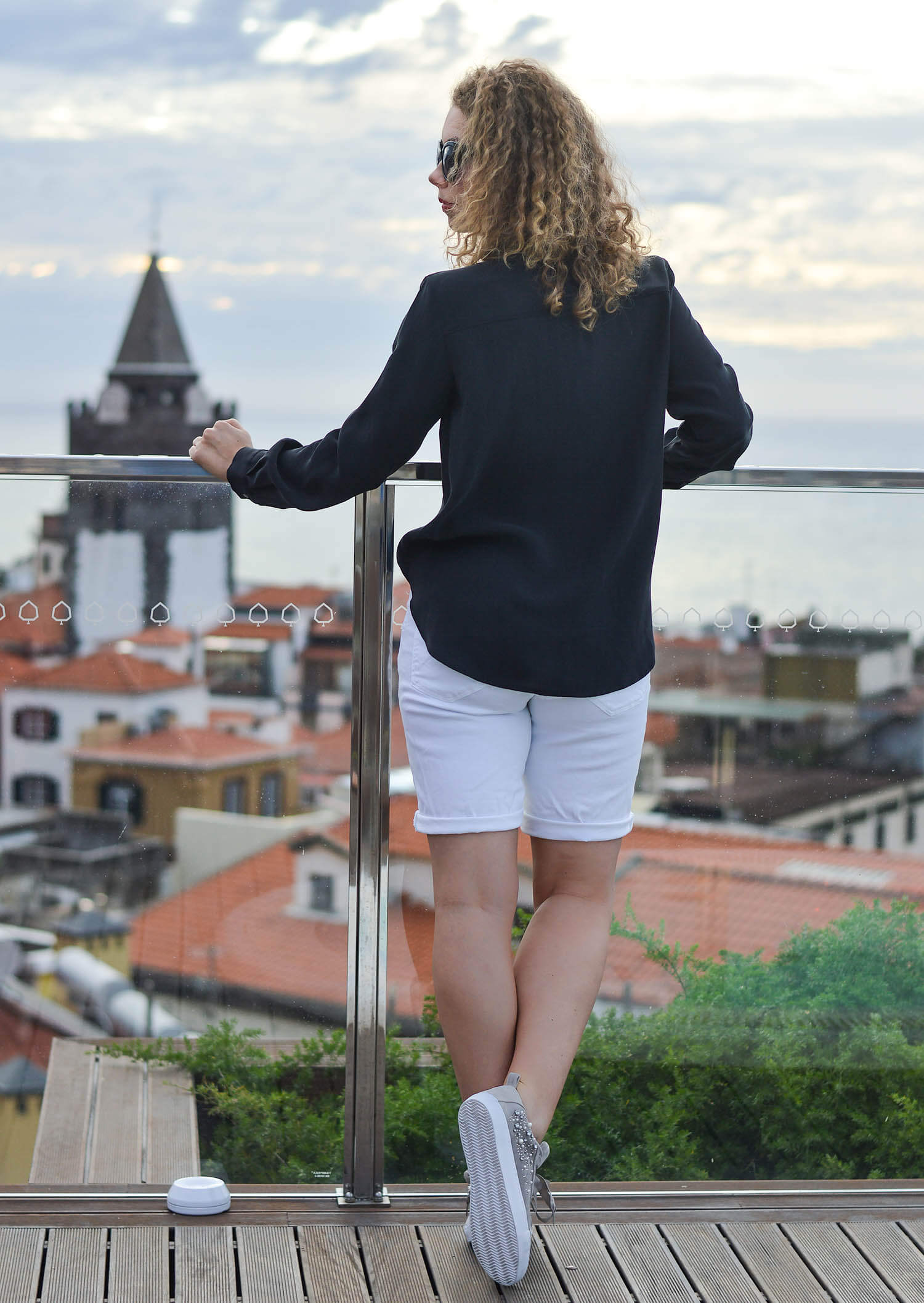 Kationette-fashionblogger-nrw-Outfit-White-Bermudas-Zara-Western-Blouse-and-Velvet-Sneakers-in-Funchal-Madeira