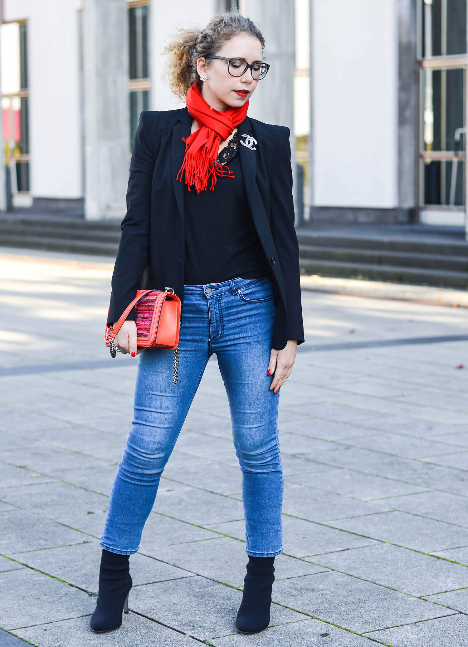 Kationette-fashionblogger-nrw-Outfit-Casual-Business-Style-with-Black-Blazer-Denim-Pants-Sock-Boots-and-Red-Accessoires