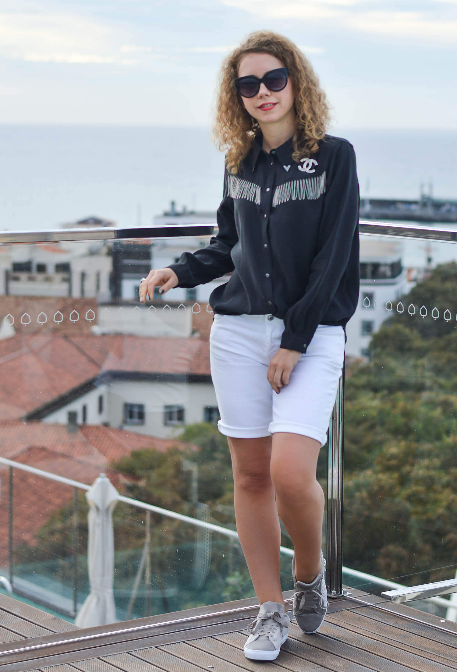 Kationette-fashionblogger-nrw-Outfit-White-Bermudas-Zara-Western-Blouse-and-Velvet-Sneakers-in-Funchal-Madeira