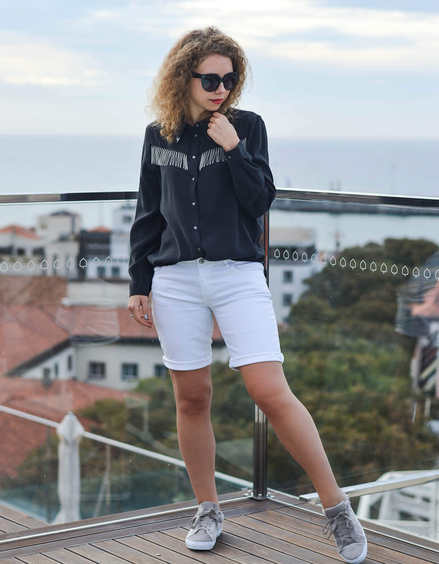 Kationette-fashionblogger-nrw-Outfit-White-Bermudas-Zara-Western-Blouse-and-Velvet-Sneakers-in-Funchal-Madeira