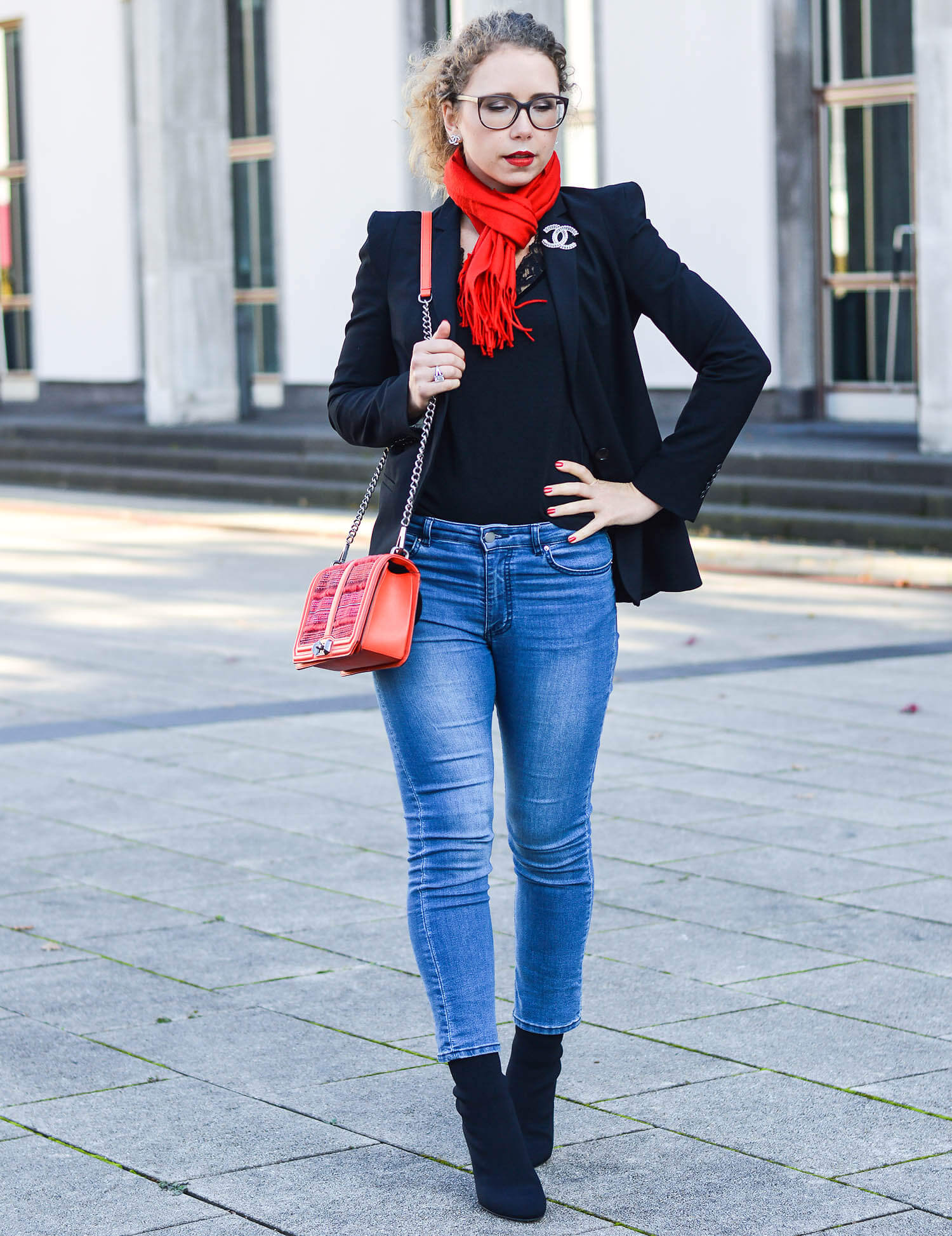 Kationette-fashionblogger-nrw-Outfit-Casual-Business-Style-with-Black-Blazer-Denim-Pants-Sock-Boots-and-Red-Accessoires