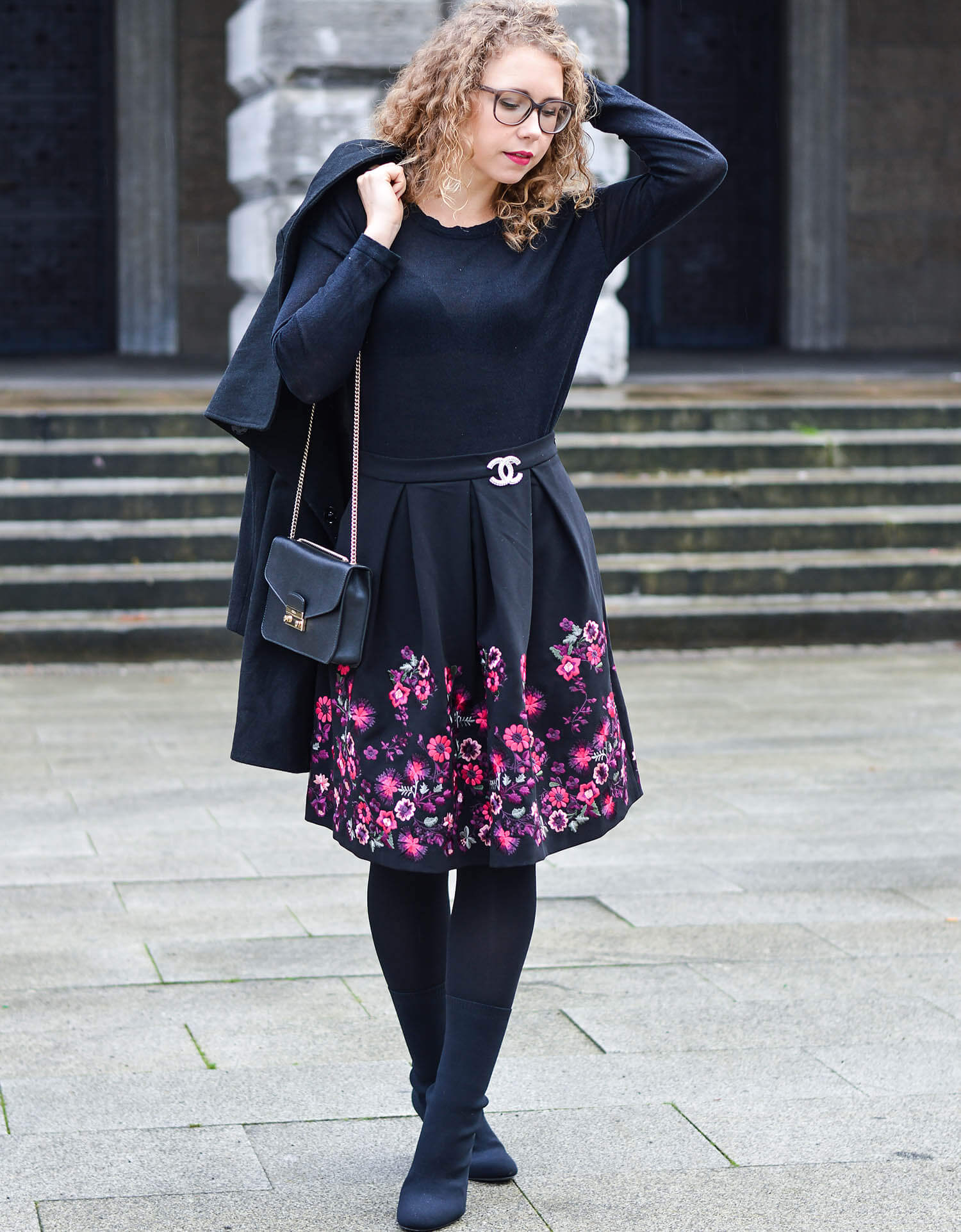 Kationette-fashionblogger-nrw-Merry-Christmas-Outfit-New-Hallhuber-Skirt-with-Flower-Embroidery