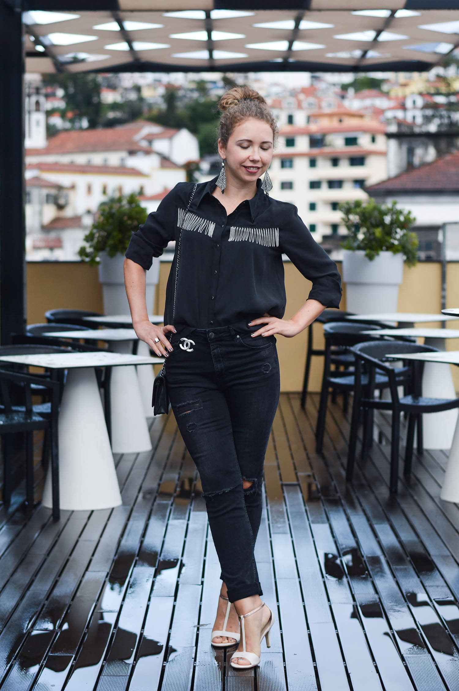 Kationette-Outfit-Zara-Western-Blouse-Ripped-Jeans-Statement-Earrings-and-Chanel-streetstyle-fashionblogger