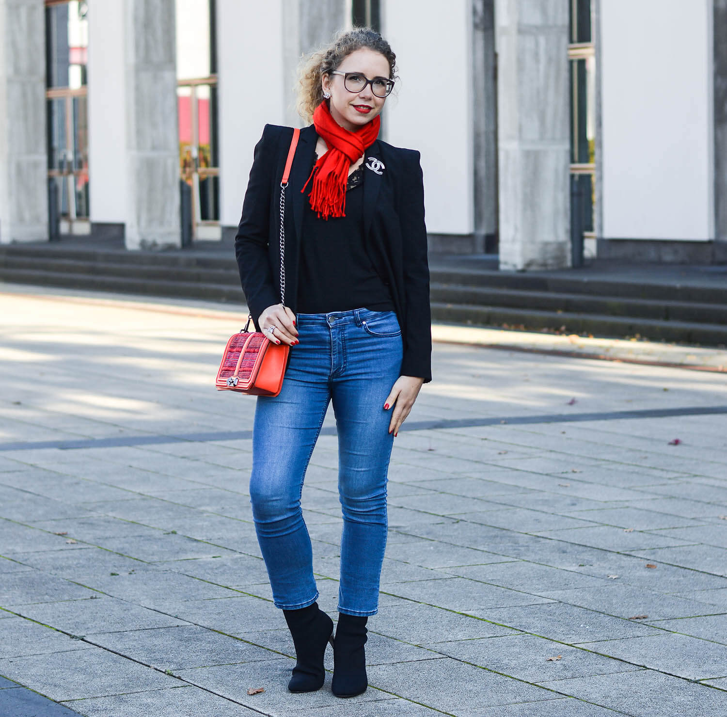 Kationette-fashionblogger-nrw-Outfit-Casual-Business-Style-with-Black-Blazer-Denim-Pants-Sock-Boots-and-Red-Accessoires