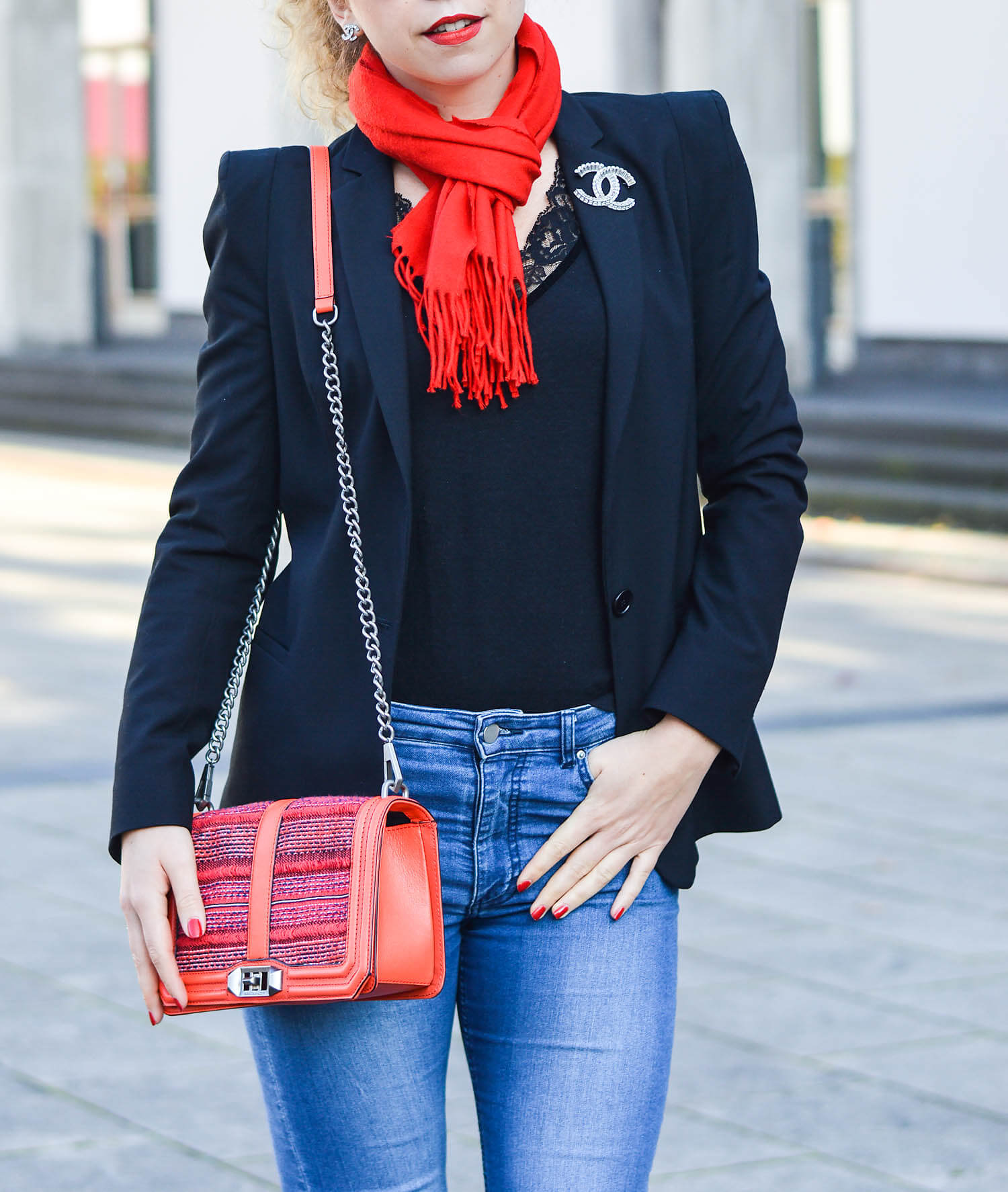 Kationette-fashionblogger-nrw-Outfit-Casual-Business-Style-with-Black-Blazer-Denim-Pants-Sock-Boots-and-Red-Accessoires