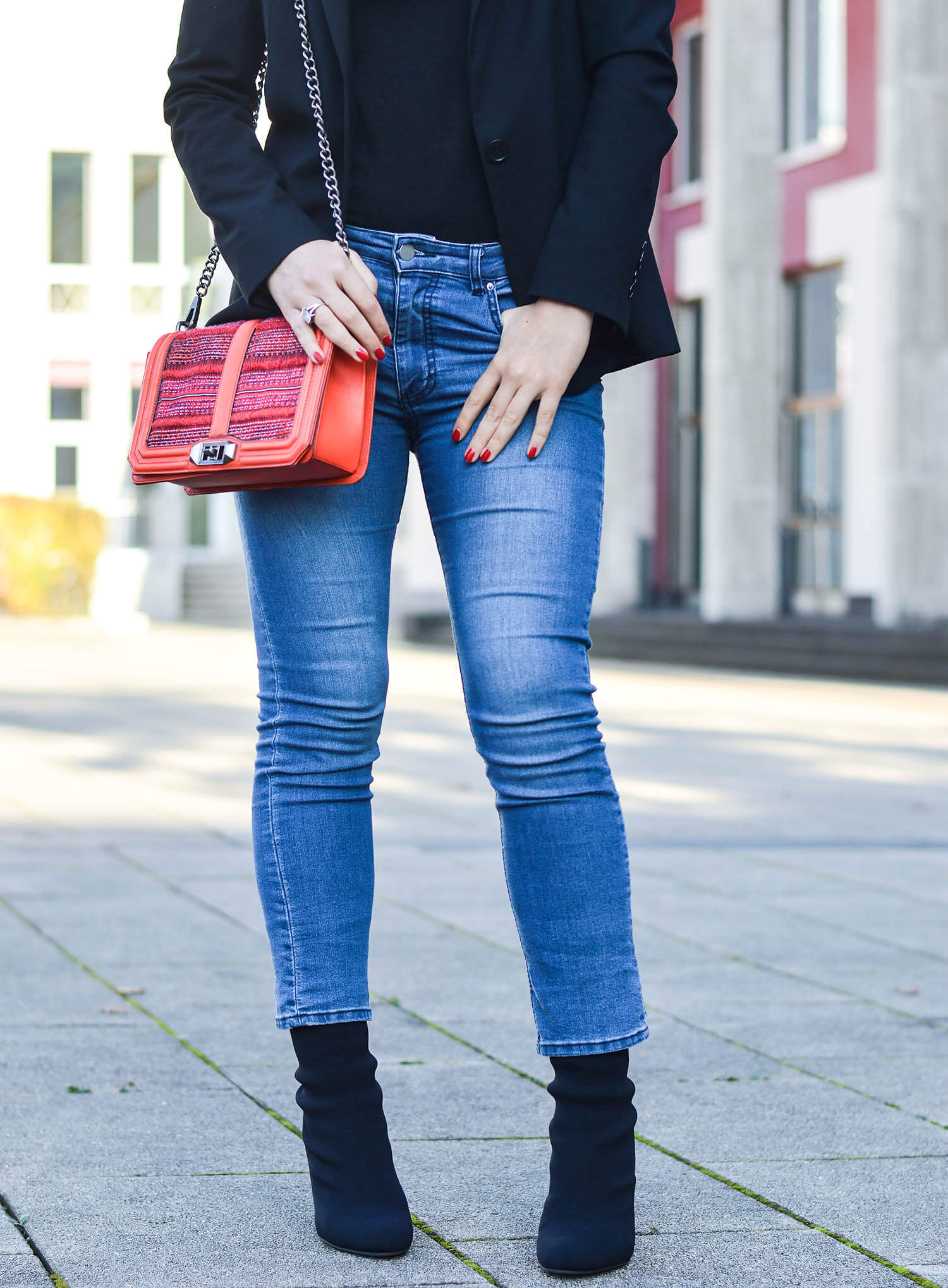 Kationette-fashionblogger-nrw-Outfit-Casual-Business-Style-with-Black-Blazer-Denim-Pants-Sock-Boots-and-Red-Accessoires