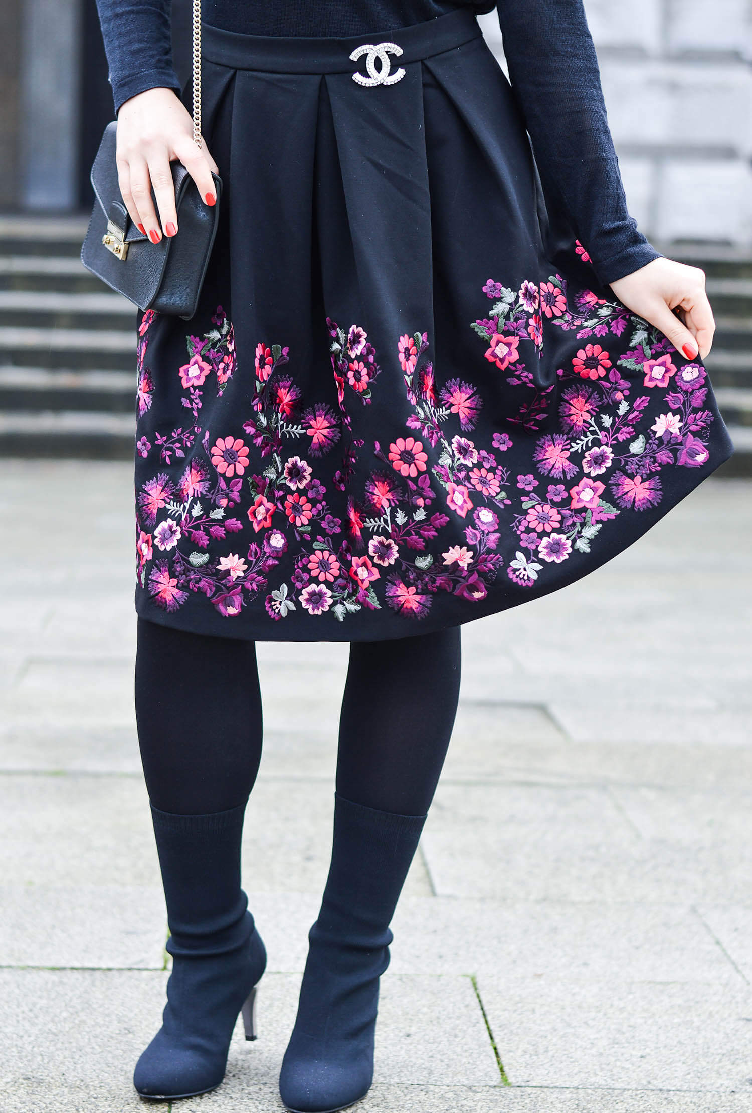 Kationette-fashionblogger-nrw-Merry-Christmas-Outfit-New-Hallhuber-Skirt-with-Flower-Embroidery