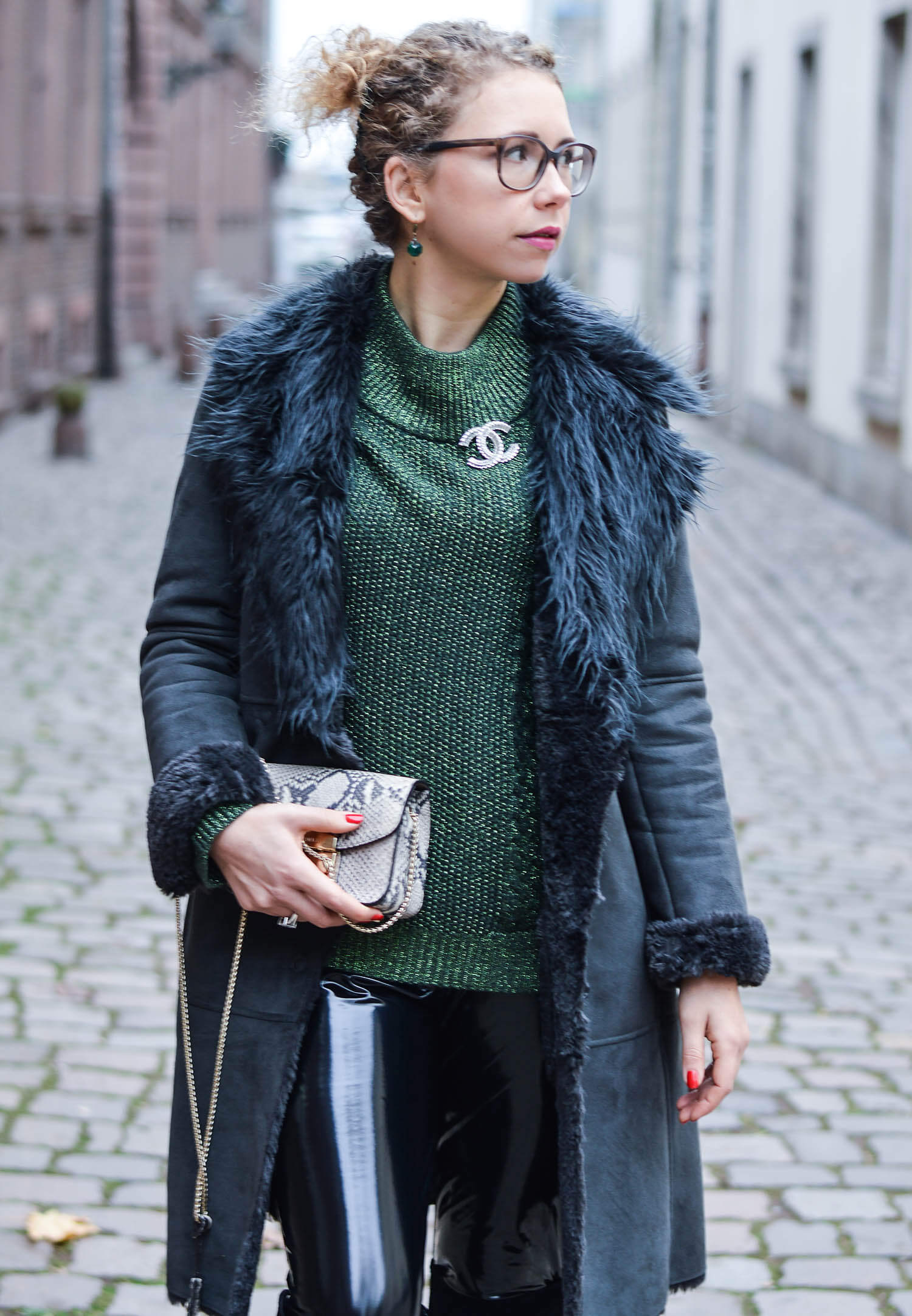 Kationette-fashionblogger-nrw-Outfit-Winter-Fashion-with-Green-Knit-Vinyl-Shearling-Coat-and-Overknees