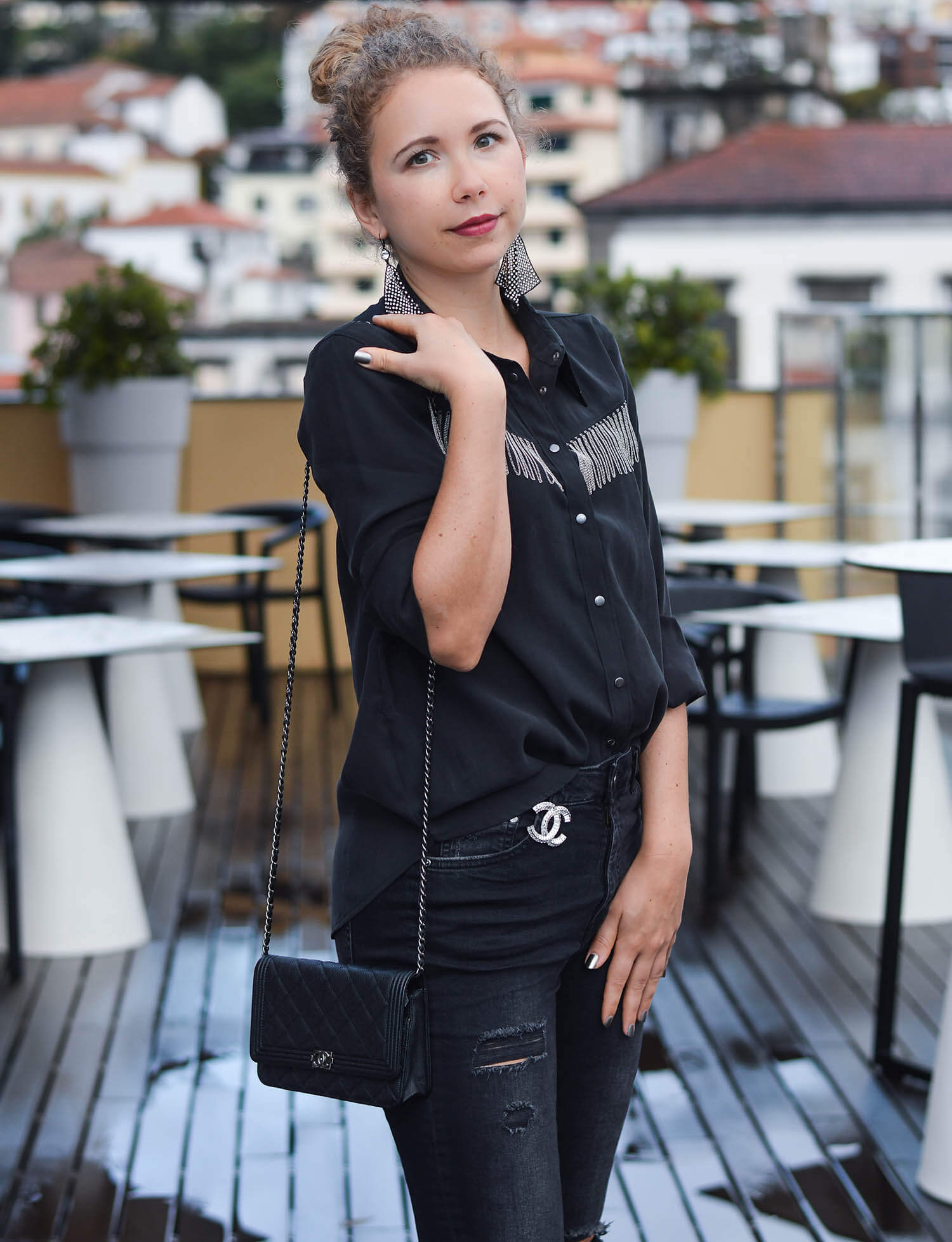 Kationette-Outfit-Zara-Western-Blouse-Ripped-Jeans-Statement-Earrings-and-Chanel-streetstyle-fashionblogger