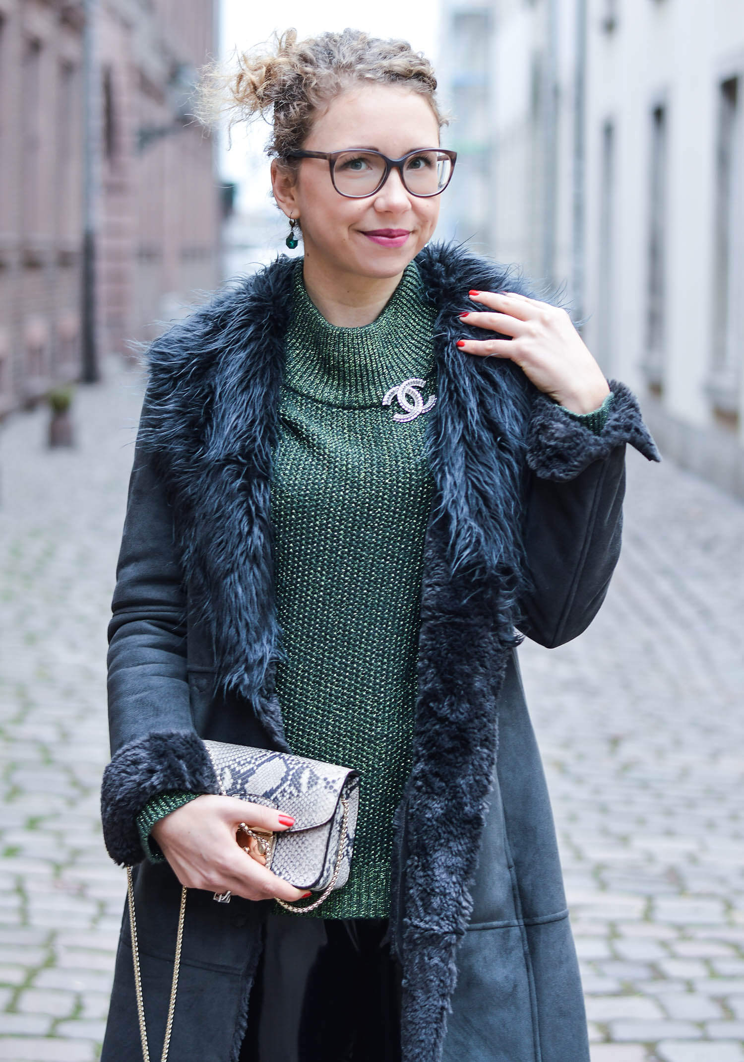 Kationette-fashionblogger-nrw-Outfit-Winter-Fashion-with-Green-Knit-Vinyl-Shearling-Coat-and-Overknees