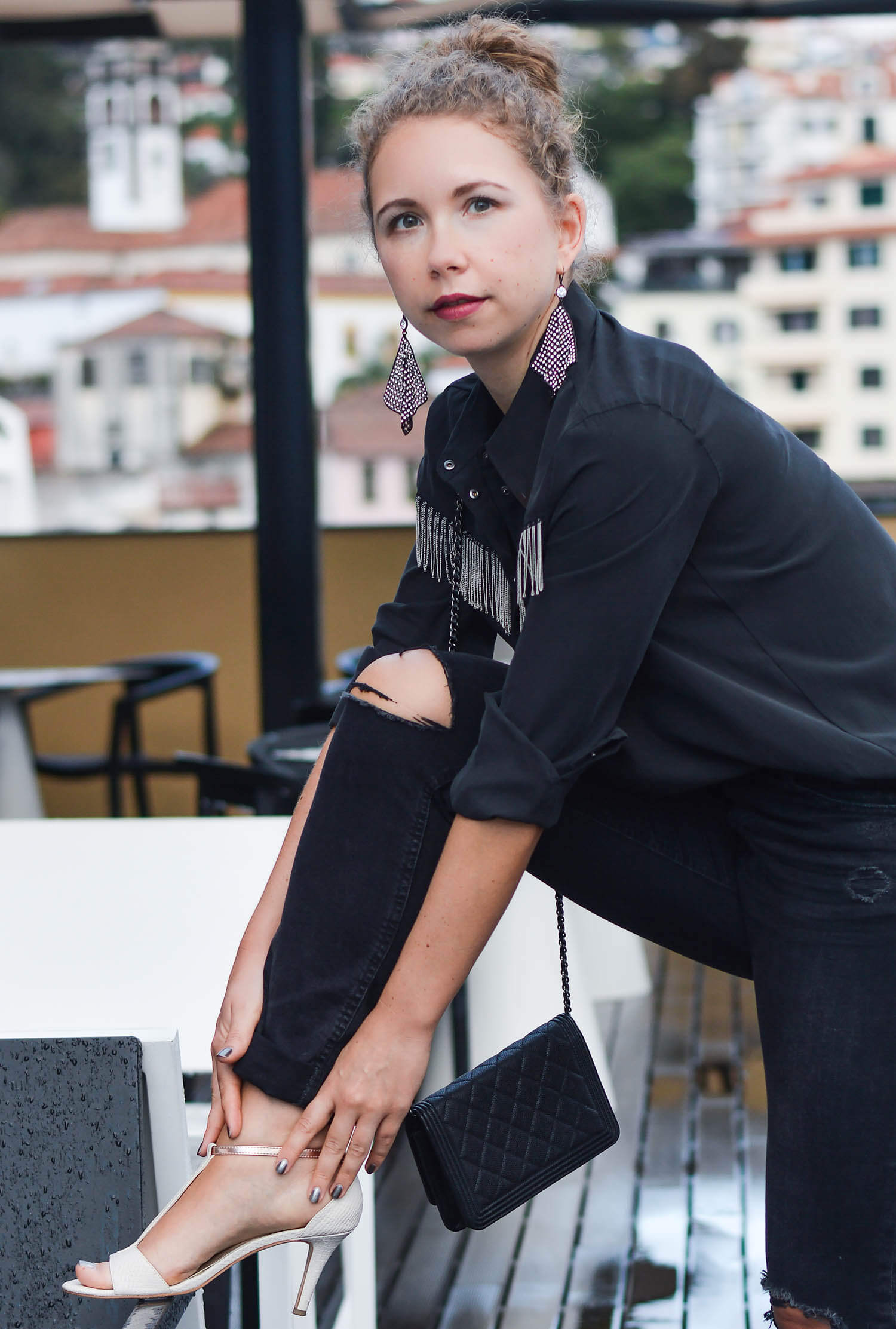 Kationette-Outfit-Zara-Western-Blouse-Ripped-Jeans-Statement-Earrings-and-Chanel-streetstyle-fashionblogger