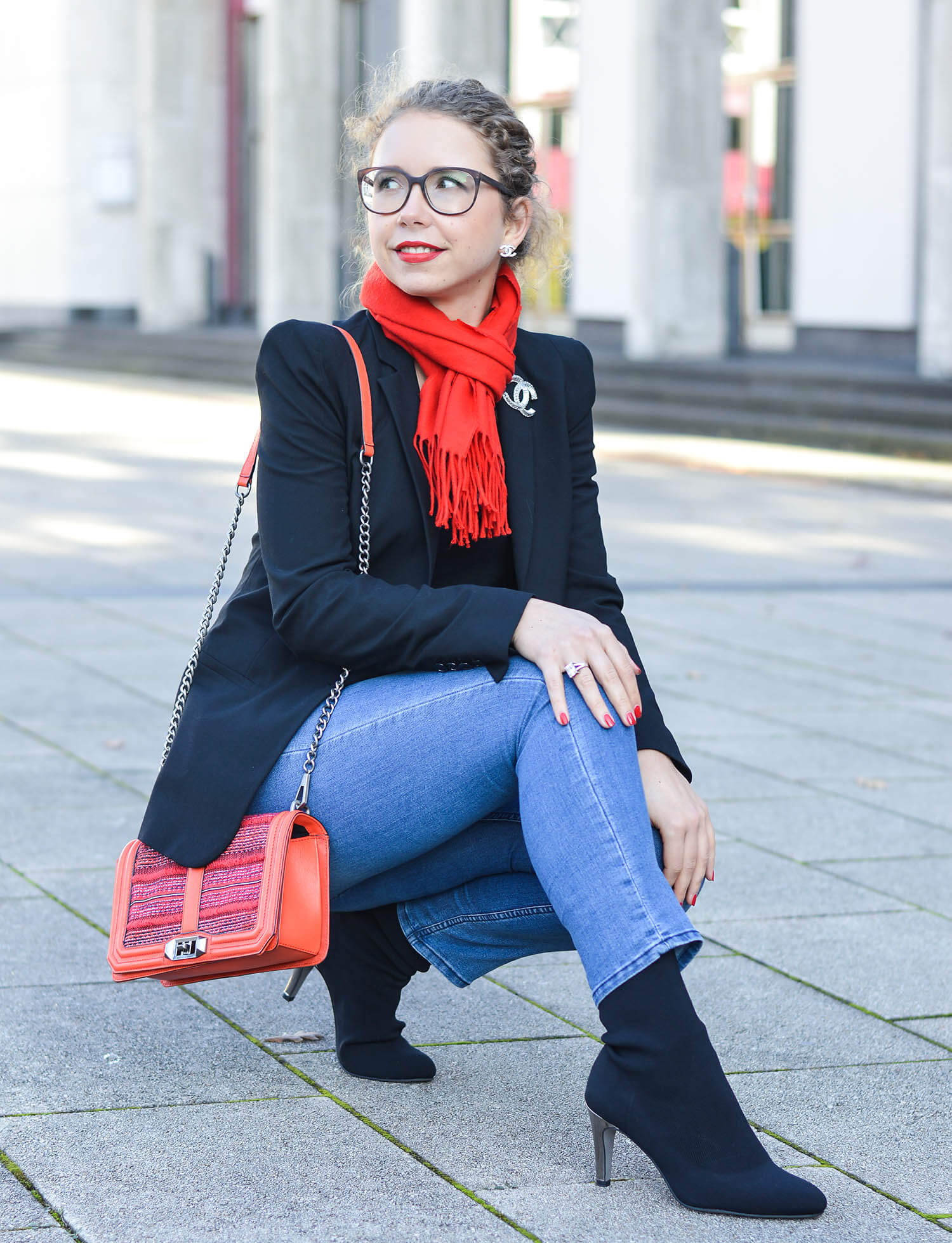 Kationette-fashionblogger-nrw-Outfit-Casual-Business-Style-with-Black-Blazer-Denim-Pants-Sock-Boots-and-Red-Accessoires