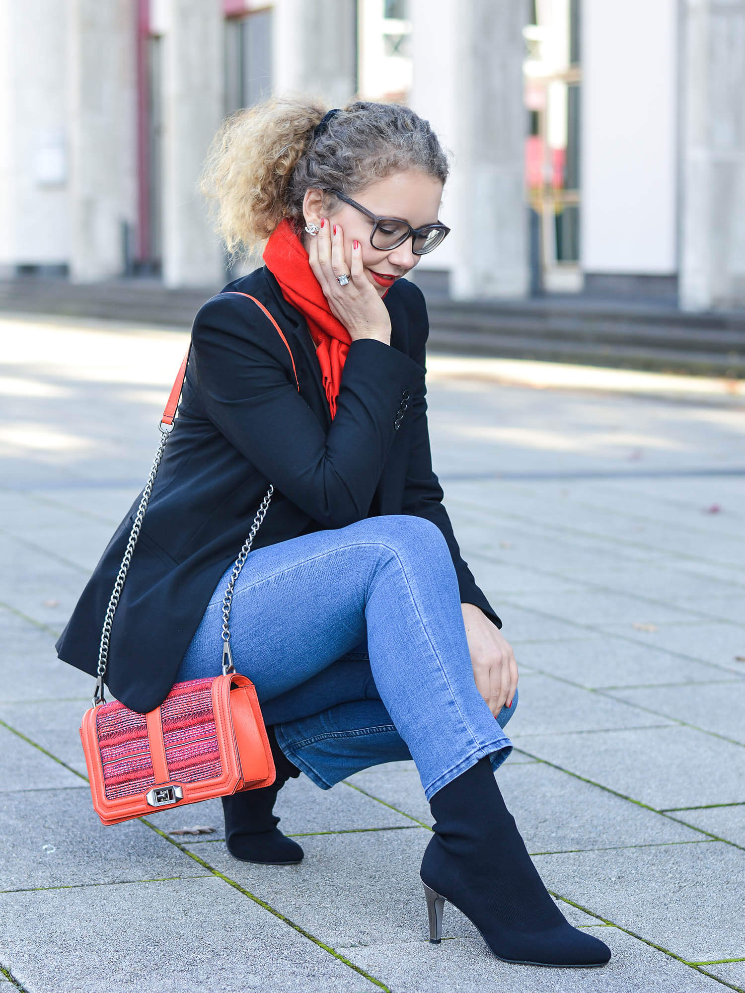 Kationette-fashionblogger-nrw-Outfit-Casual-Business-Style-with-Black-Blazer-Denim-Pants-Sock-Boots-and-Red-Accessoires