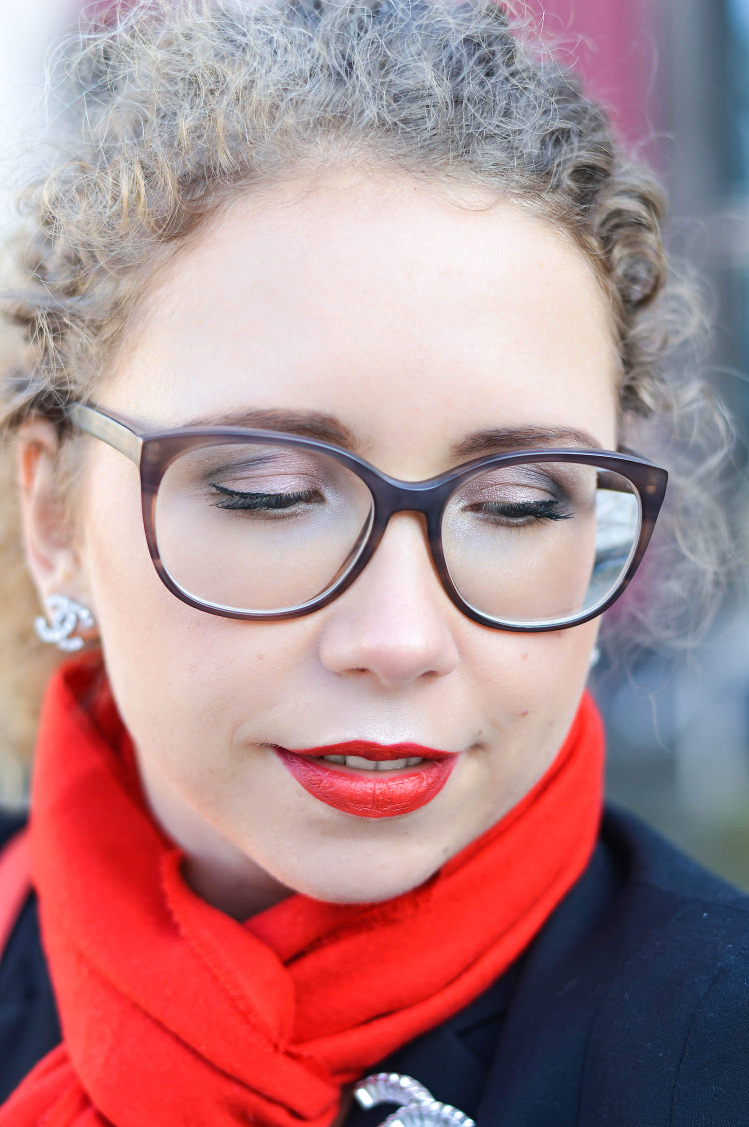 Kationette-fashionblogger-nrw-Outfit-Casual-Business-Style-with-Black-Blazer-Denim-Pants-Sock-Boots-and-Red-Accessoires