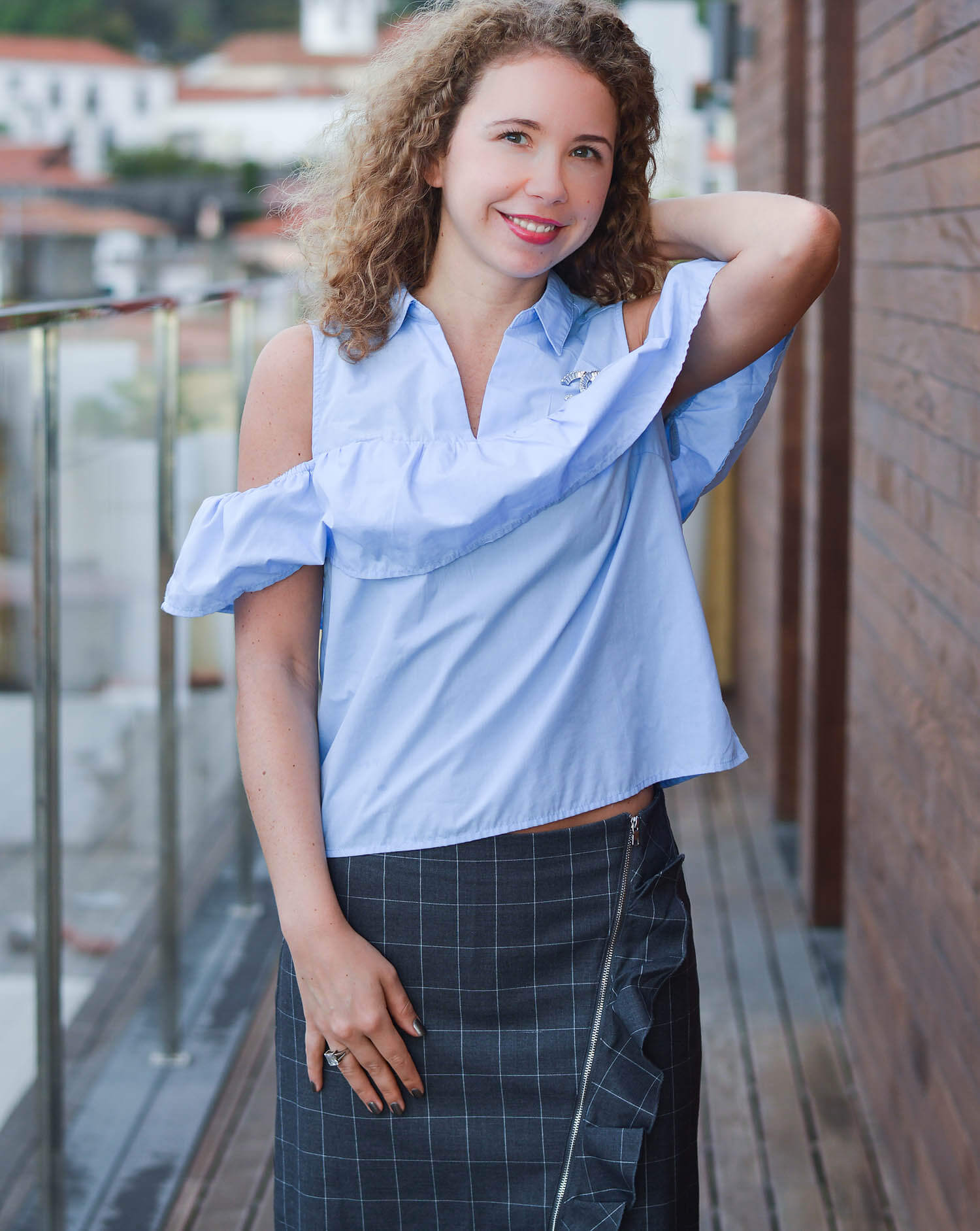 Kationette-Outfit-Checked-Skirt-Off-shoulder-blouse-and-Velvet-Pumps-in-Funchal-Madeira-fashionblogger-streetstyle