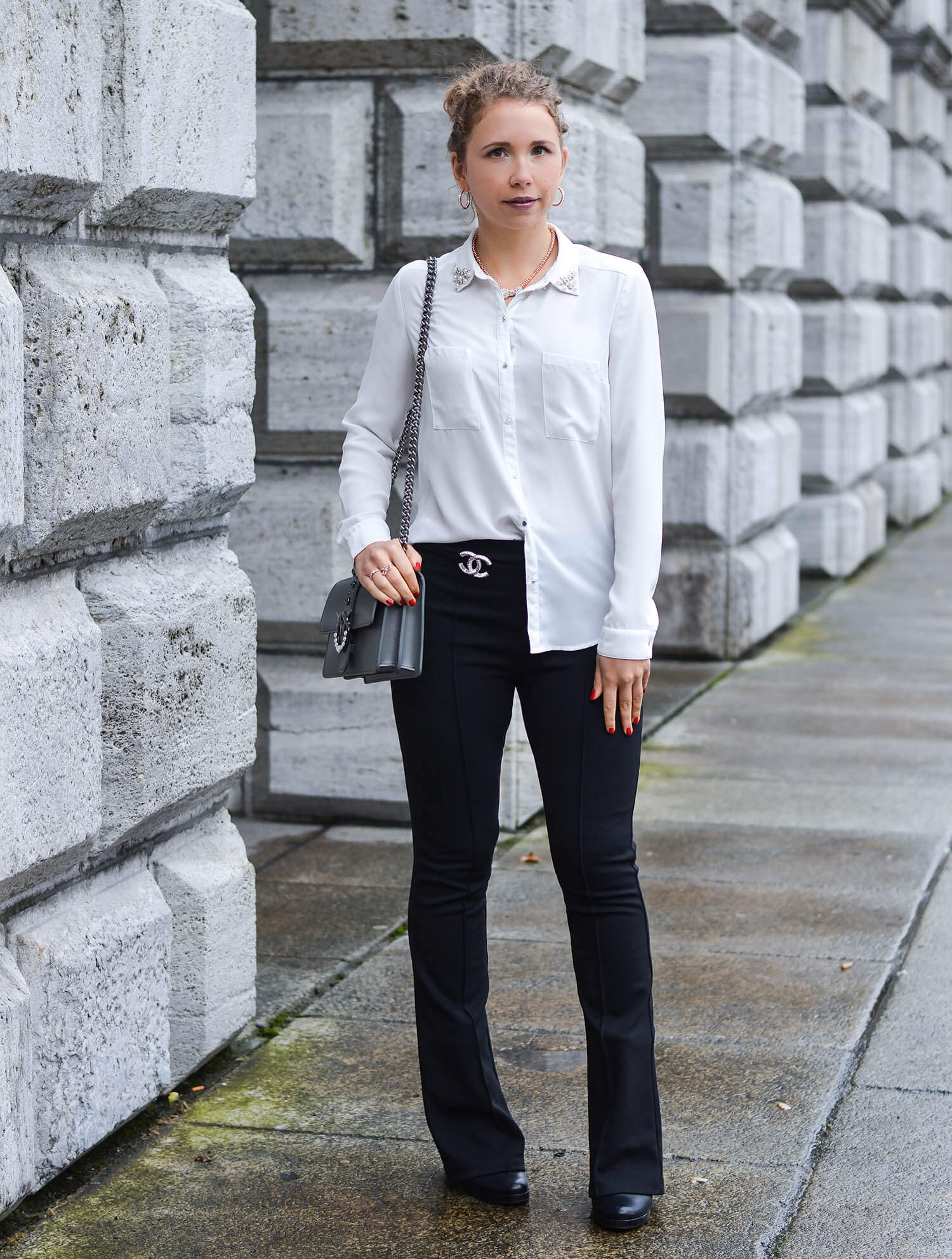 Kationette-fashionblogger-nrw-Outfit-White-Blouse-Flared-Pants-and-Pinko-Bag-blackandwhite-streetstyle