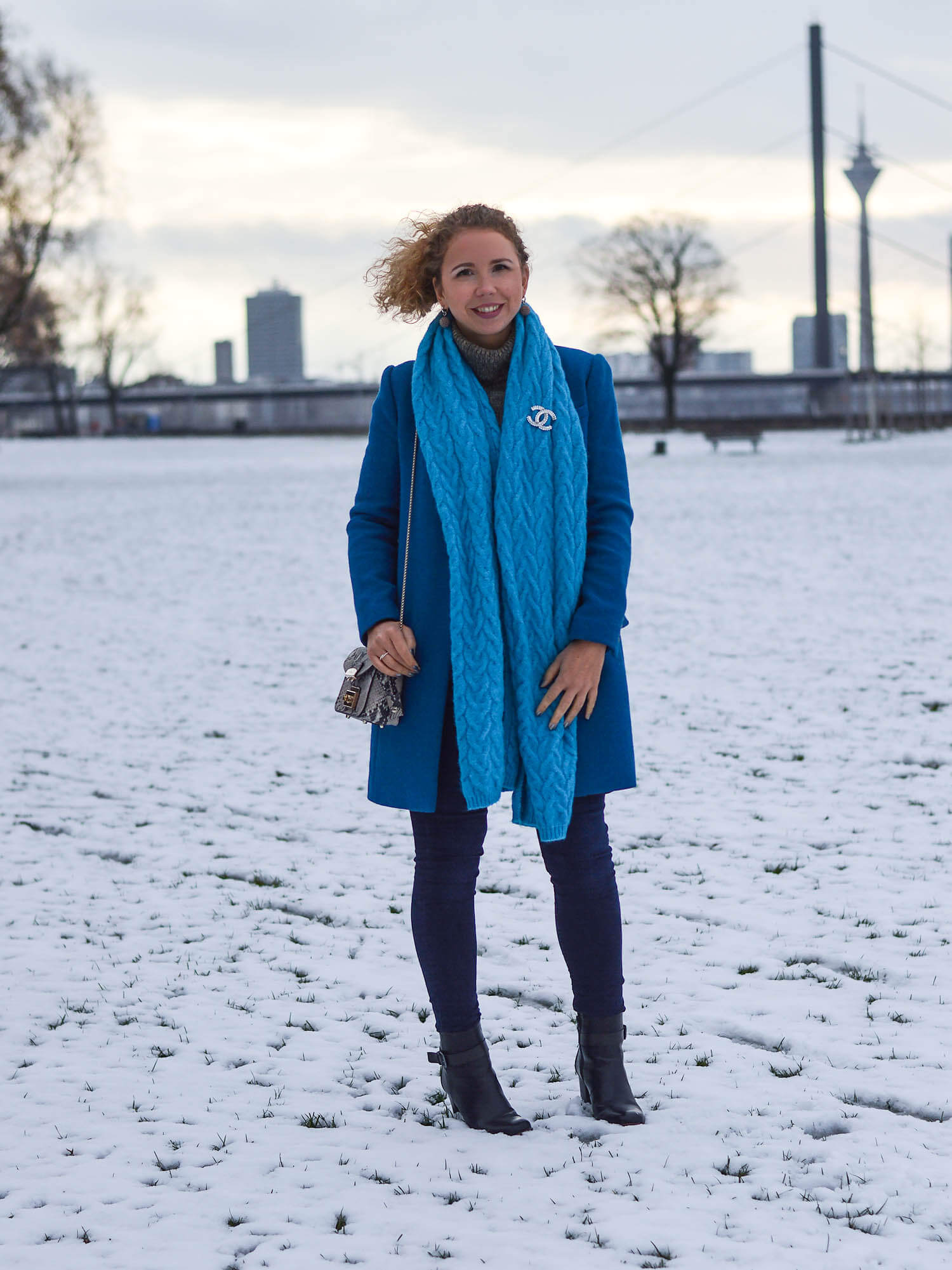 Kationette-fashionblogger-nrw-Happy-New-Year-Outfit-Azure-Blue-Coat-and-Scarf-for-a-snowy-day-in-Dusseldorf