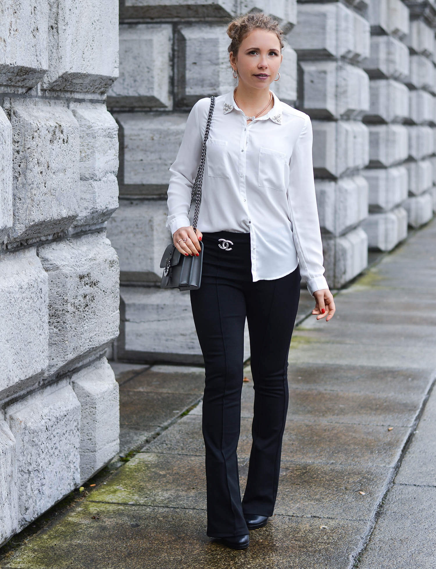 Kationette-fashionblogger-nrw-Outfit-White-Blouse-Flared-Pants-and-Pinko-Bag-blackandwhite-streetstyle