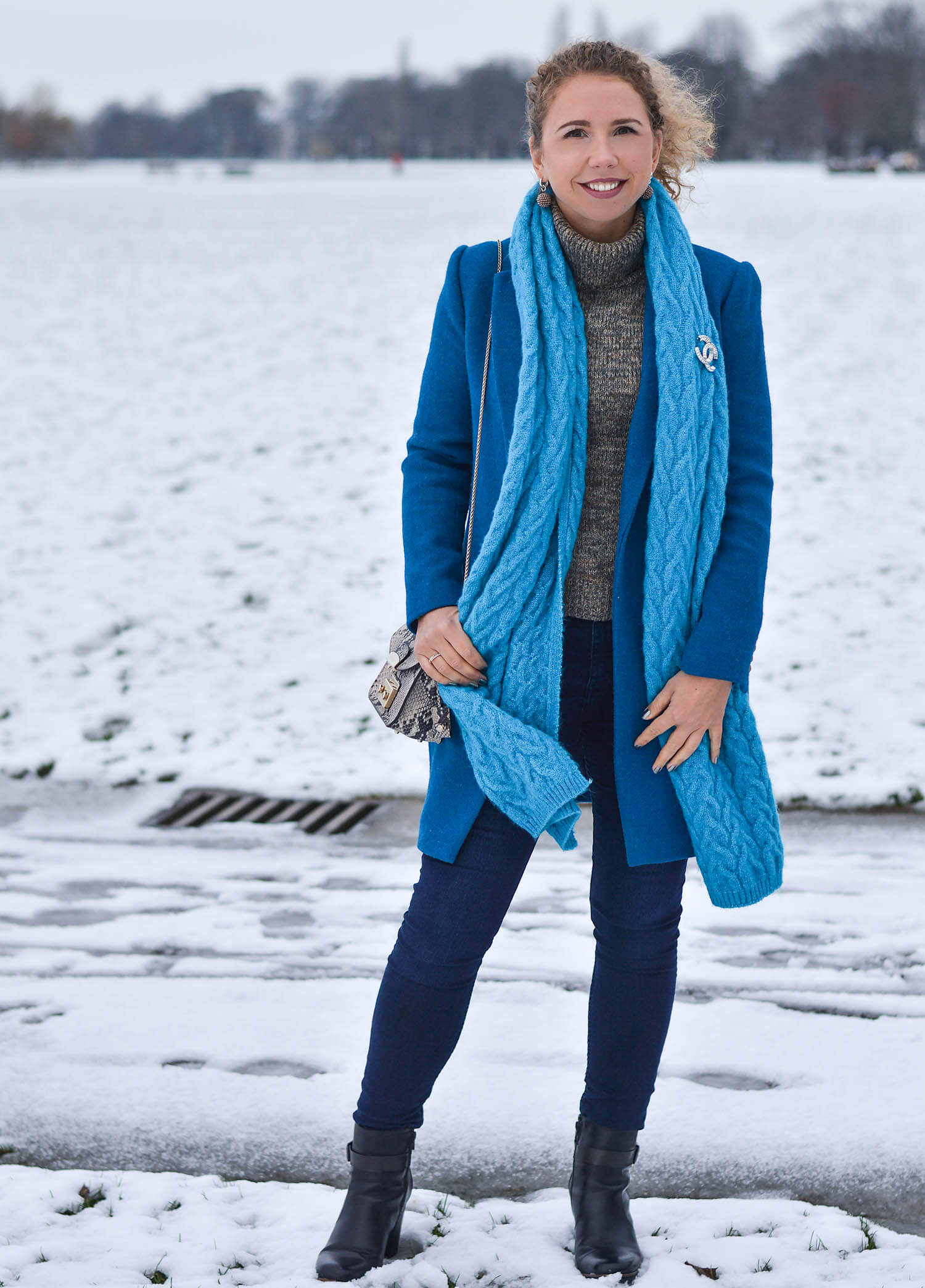 Kationette-fashionblogger-nrw-Happy-New-Year-Outfit-Azure-Blue-Coat-and-Scarf-for-a-snowy-day-in-Dusseldorf