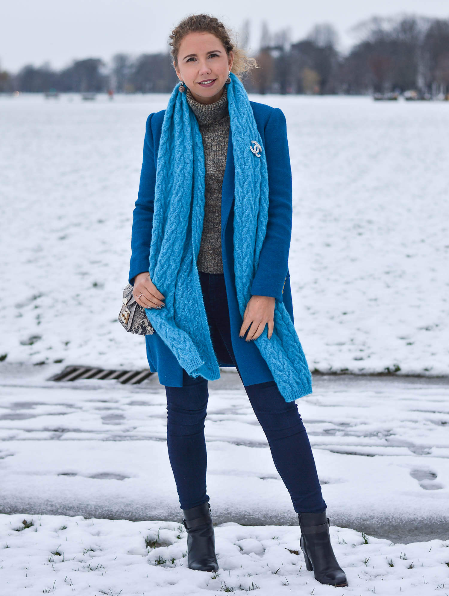 Kationette-fashionblogger-nrw-Happy-New-Year-Outfit-Azure-Blue-Coat-and-Scarf-for-a-snowy-day-in-Dusseldorf