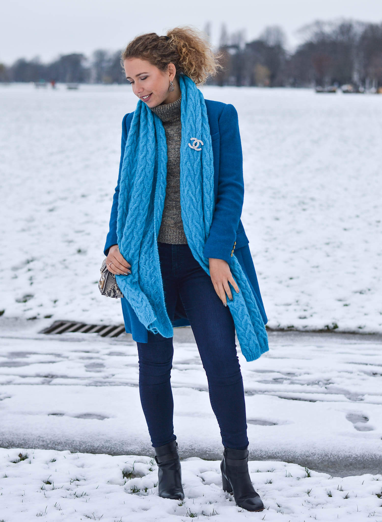 Kationette-fashionblogger-nrw-Happy-New-Year-Outfit-Azure-Blue-Coat-and-Scarf-for-a-snowy-day-in-Dusseldorf