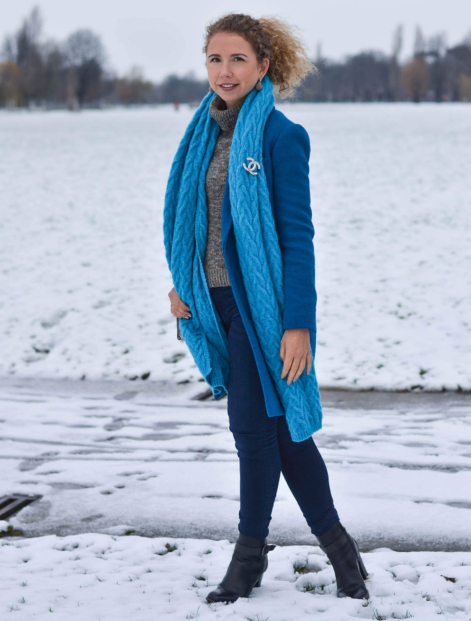 Kationette-fashionblogger-nrw-Happy-New-Year-Outfit-Azure-Blue-Coat-and-Scarf-for-a-snowy-day-in-Dusseldorf