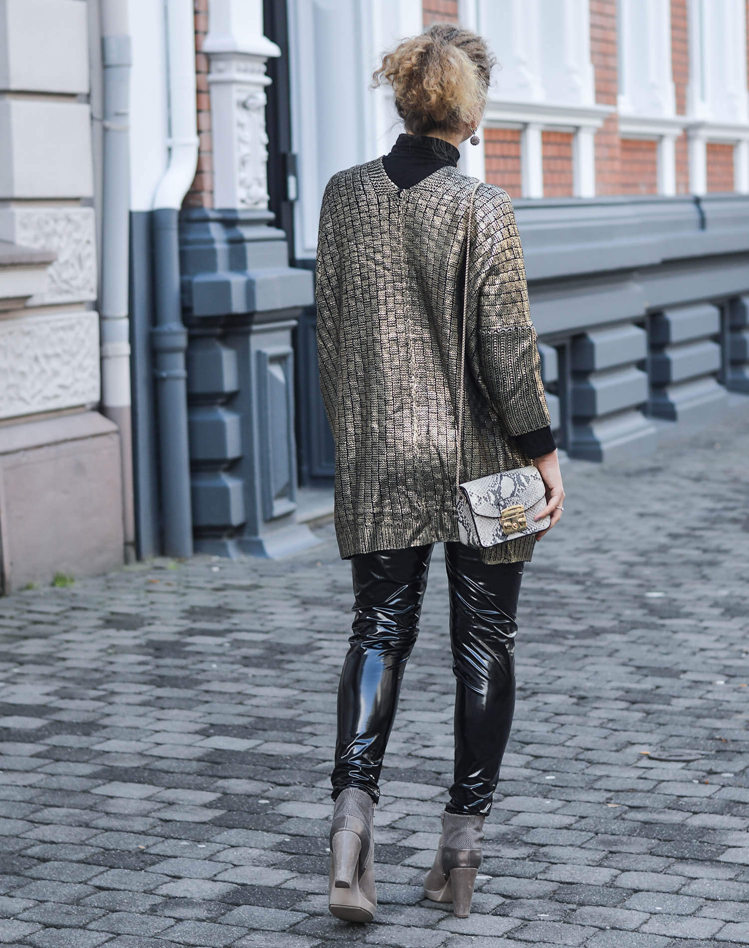 Kationette-fashionblogger-outfit-Outfit-Black-and-Gold-Golden-Knit-and-Vinylpants-streetstyle