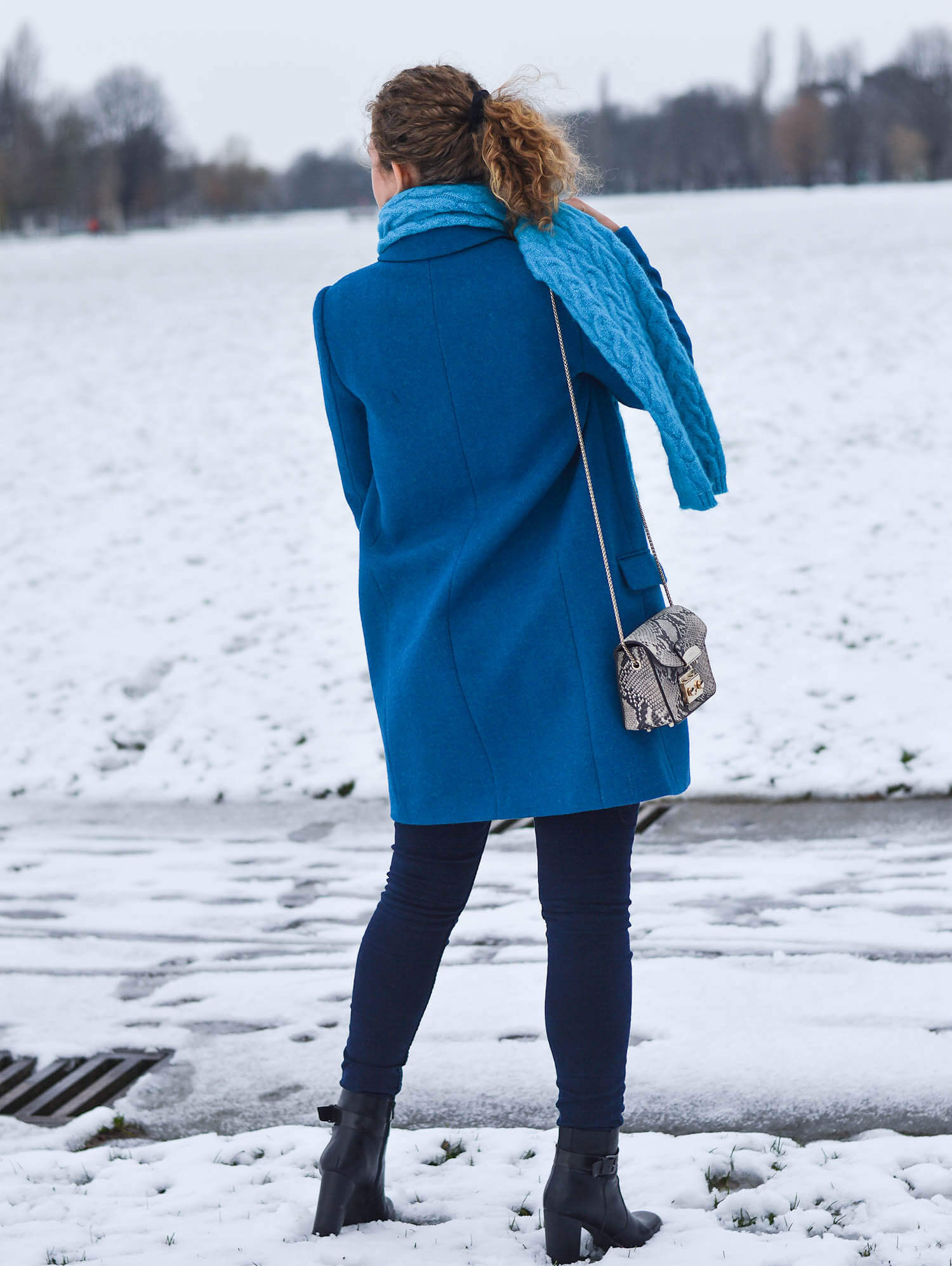 Kationette-fashionblogger-nrw-Happy-New-Year-Outfit-Azure-Blue-Coat-and-Scarf-for-a-snowy-day-in-Dusseldorf