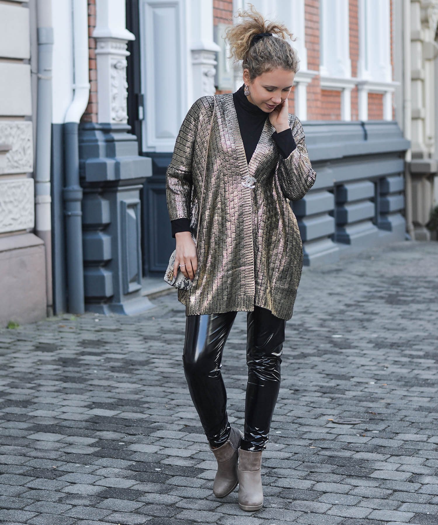 Kationette-fashionblogger-outfit-Outfit-Black-and-Gold-Golden-Knit-and-Vinylpants-streetstyle