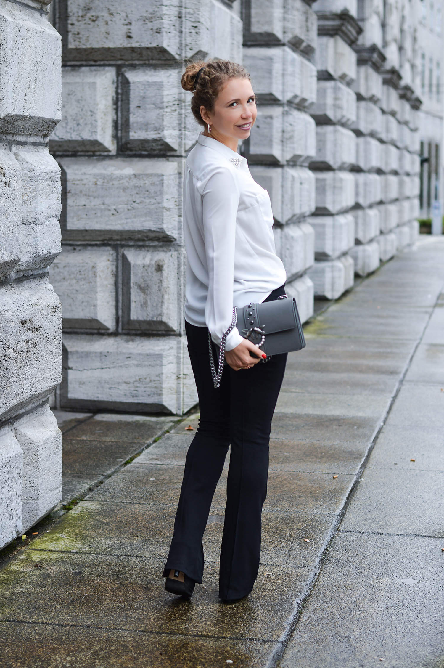 Kationette-fashionblogger-nrw-Outfit-White-Blouse-Flared-Pants-and-Pinko-Bag-blackandwhite-streetstyle