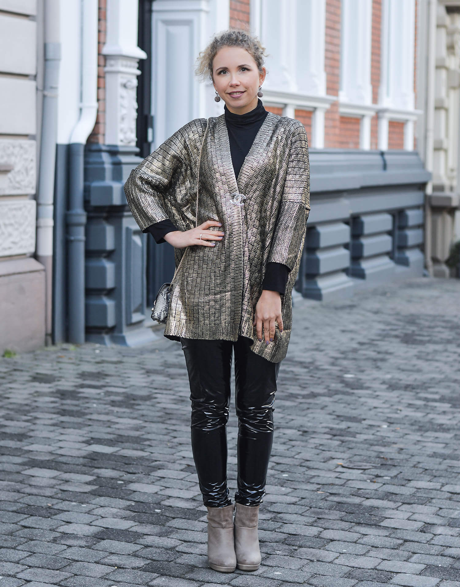 Kationette-fashionblogger-outfit-Outfit-Black-and-Gold-Golden-Knit-and-Vinylpants-streetstyle