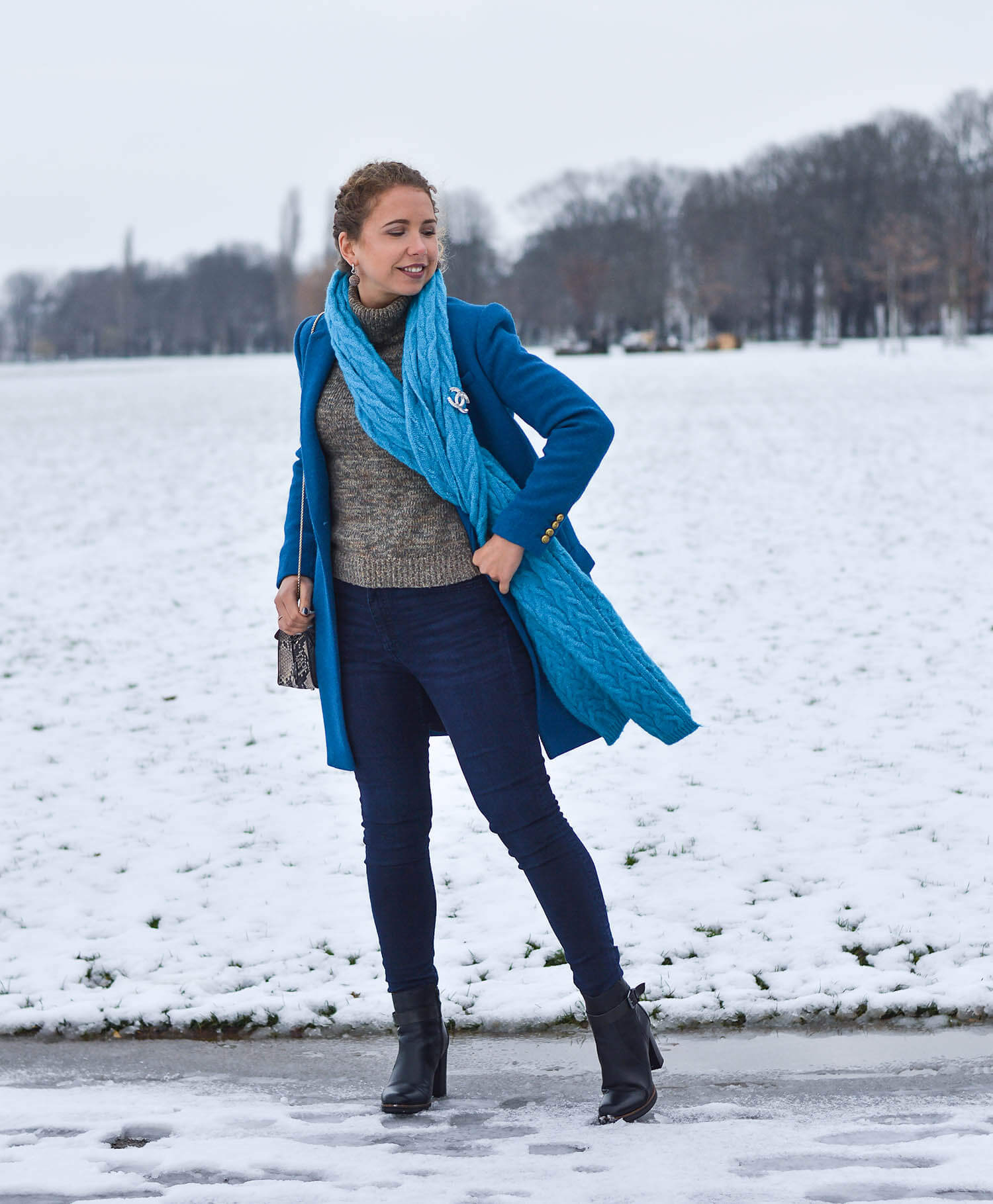 Kationette-fashionblogger-nrw-Happy-New-Year-Outfit-Azure-Blue-Coat-and-Scarf-for-a-snowy-day-in-Dusseldorf