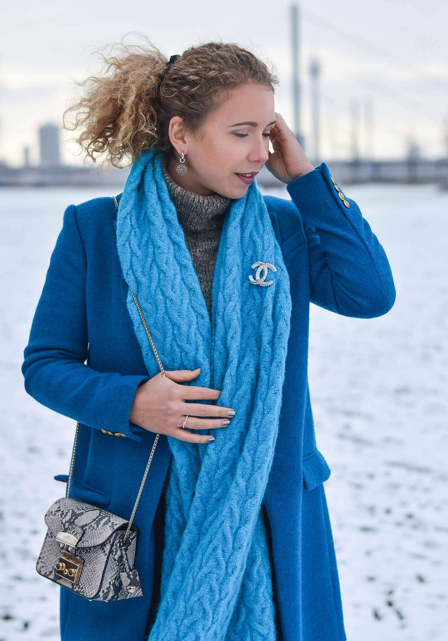 Kationette-fashionblogger-nrw-Happy-New-Year-Outfit-Azure-Blue-Coat-and-Scarf-for-a-snowy-day-in-Dusseldorf