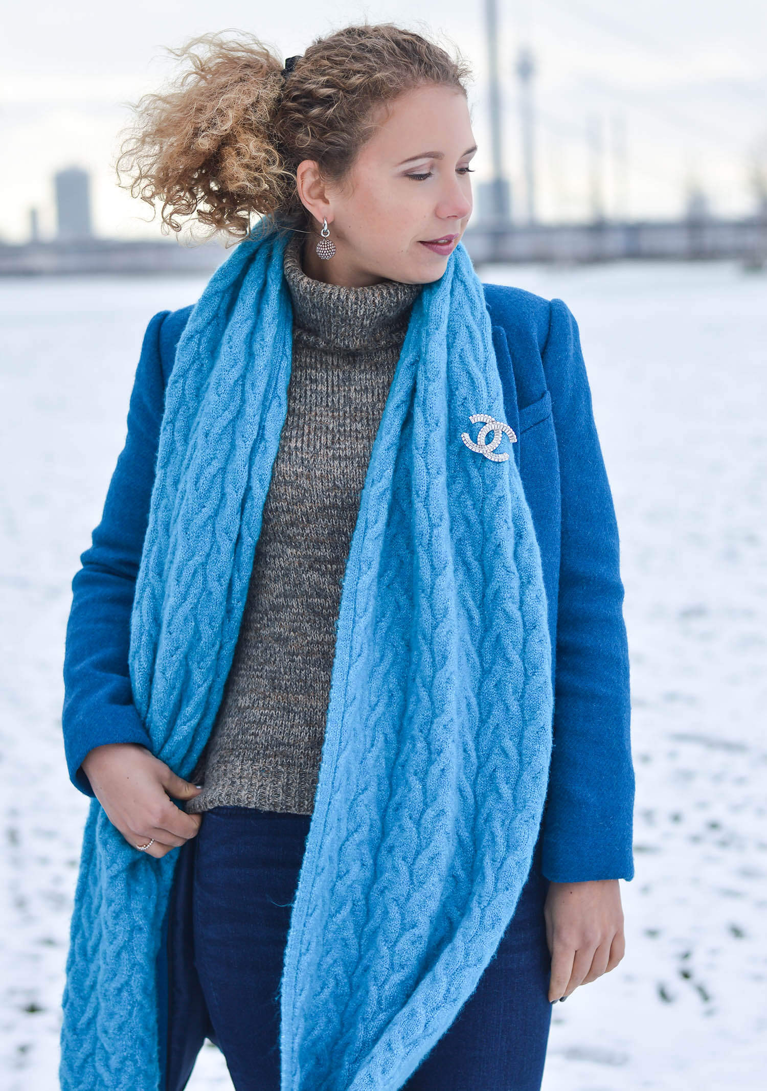 Kationette-fashionblogger-nrw-Happy-New-Year-Outfit-Azure-Blue-Coat-and-Scarf-for-a-snowy-day-in-Dusseldorf