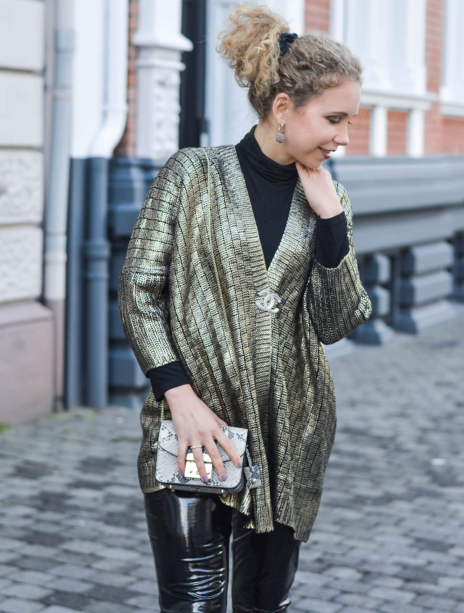 Kationette-fashionblogger-outfit-Outfit-Black-and-Gold-Golden-Knit-and-Vinylpants-streetstyle