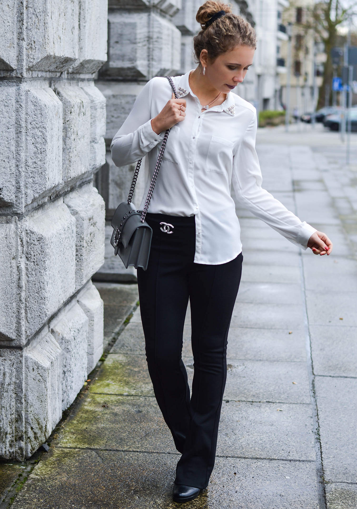 Kationette-fashionblogger-nrw-Outfit-White-Blouse-Flared-Pants-and-Pinko-Bag-blackandwhite-streetstyle